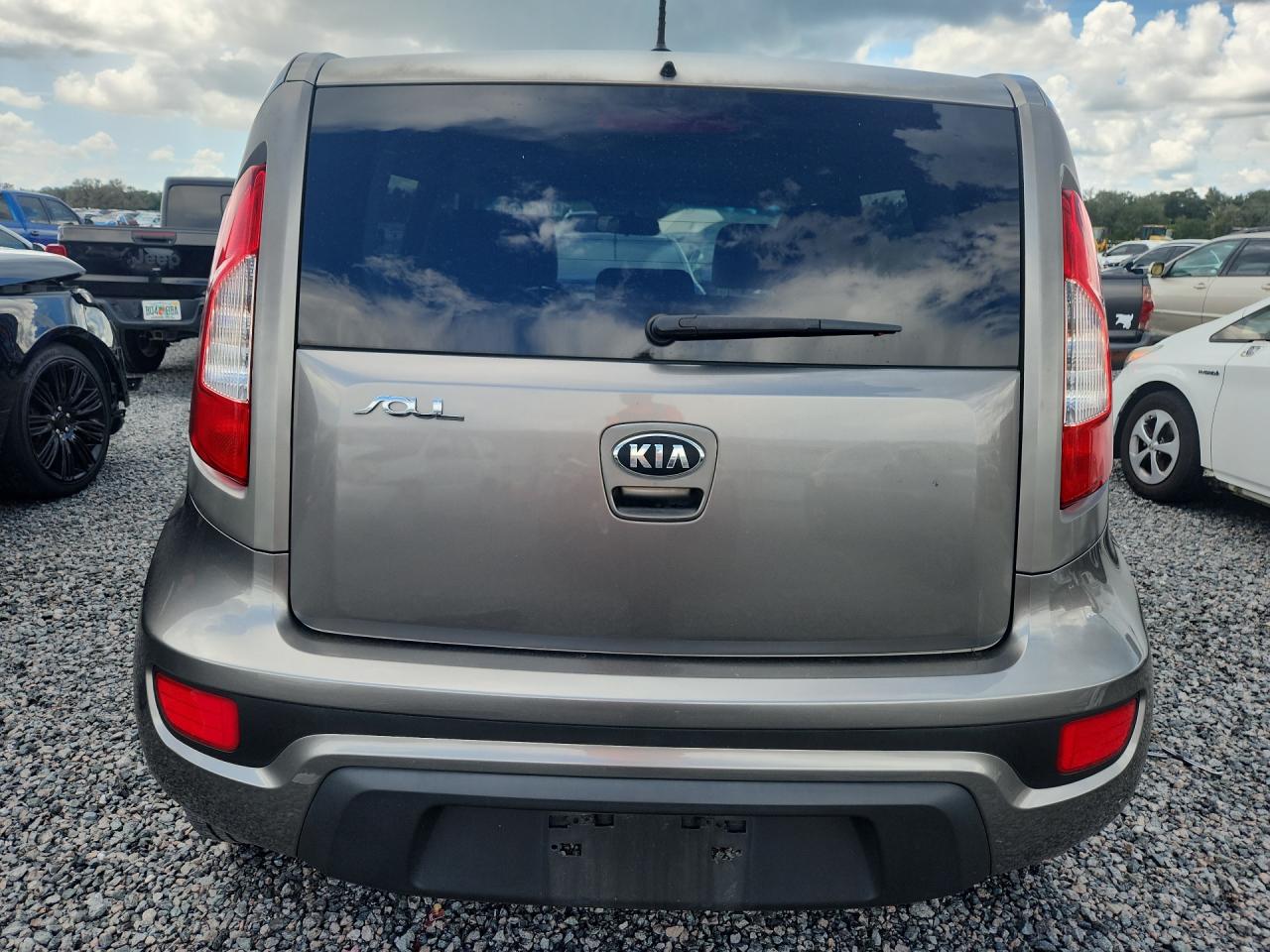 2013 Kia Soul Base Silver vin: KNDJT2A52D7626356
