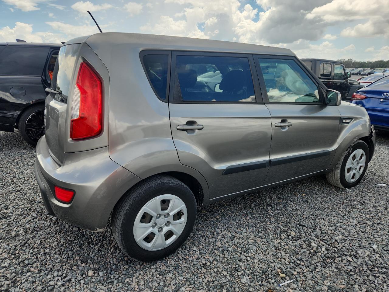 2013 Kia Soul Base Silver vin: KNDJT2A52D7626356