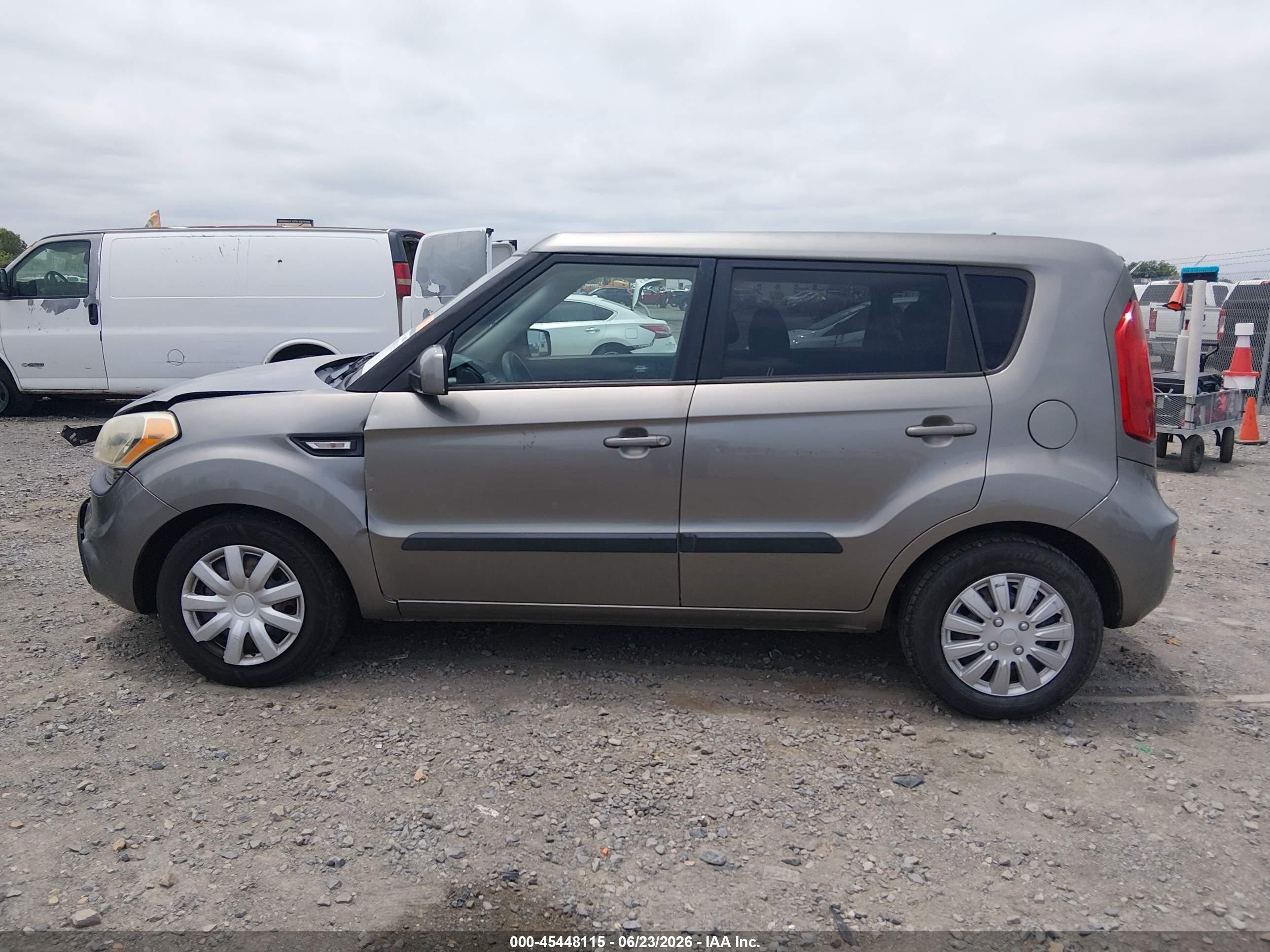 2013 Kia Soul   Silver vin: KNDJT2A52D7633095