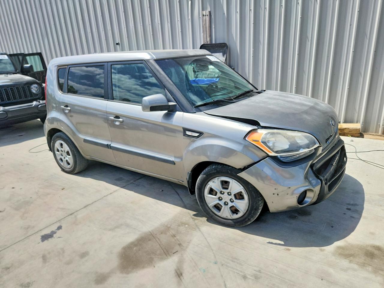 2013 Kia Soul Base Gray vin: KNDJT2A53D7630240
