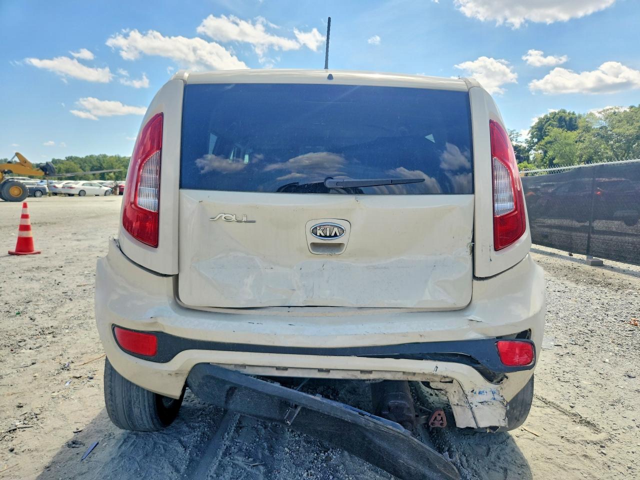 2012 Kia Soul Base Cream vin: KNDJT2A54C7360014