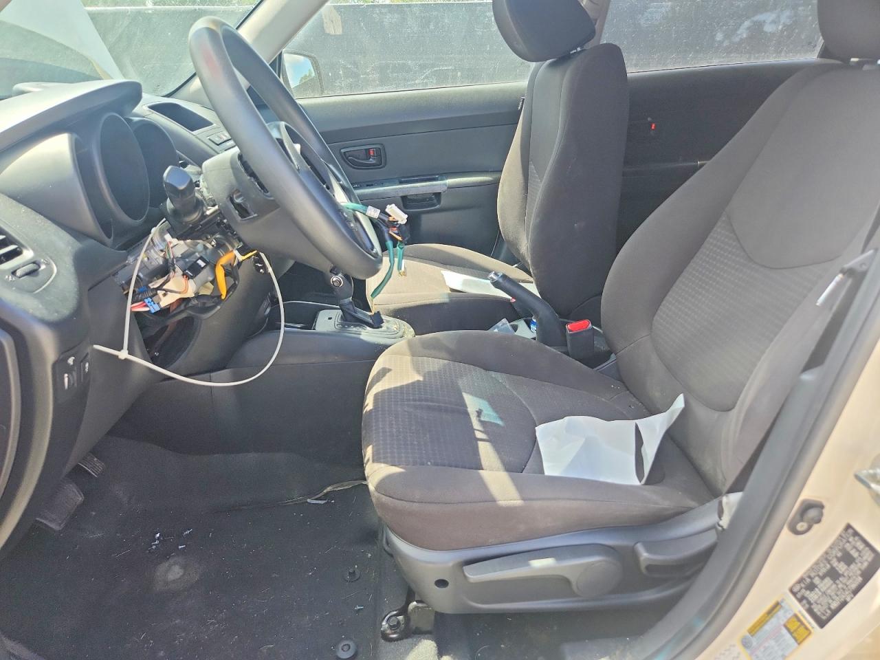 2012 Kia Soul Base Cream vin: KNDJT2A54C7360014