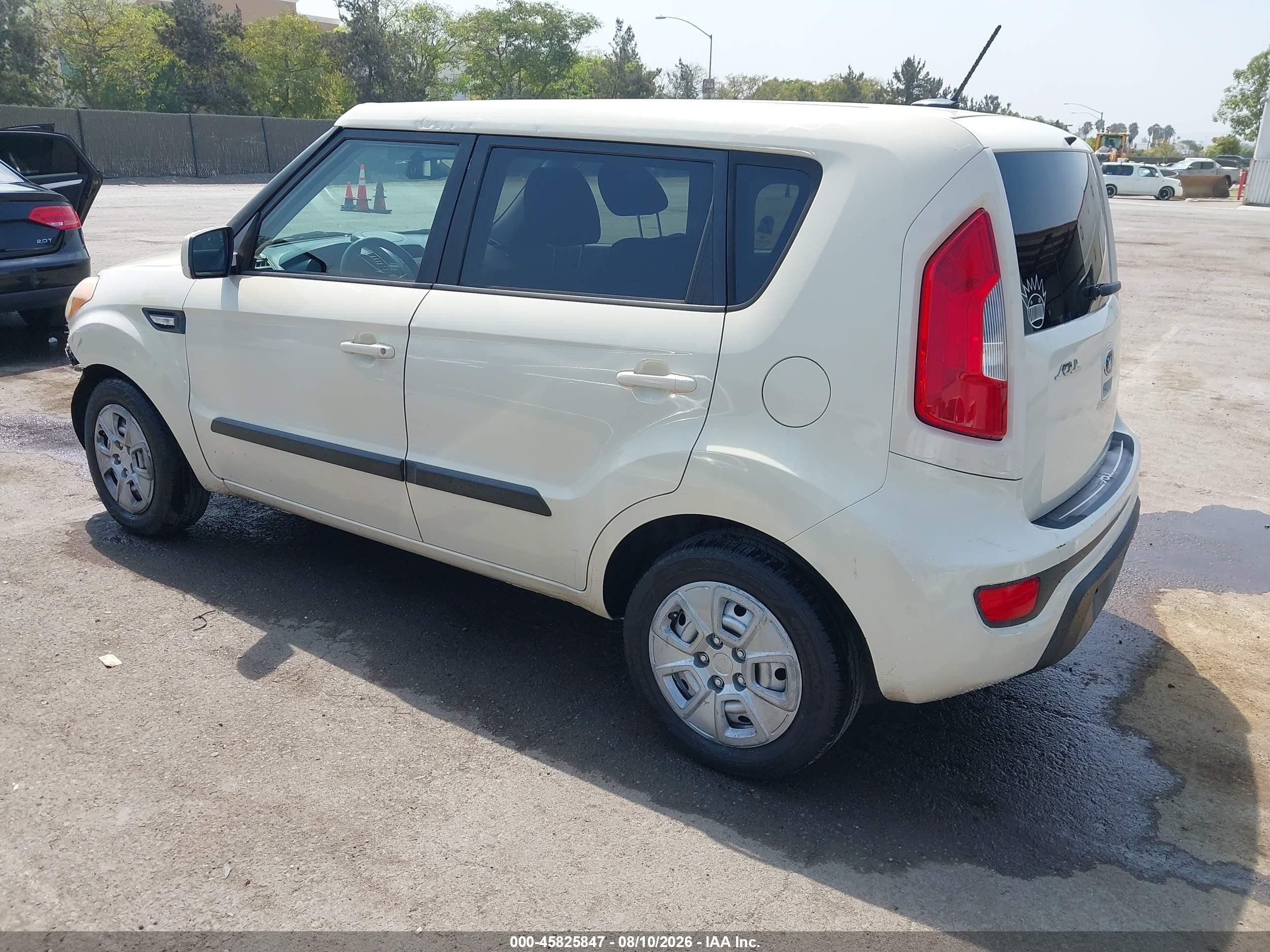 2013 Kia Soul   White vin: KNDJT2A54D7487251