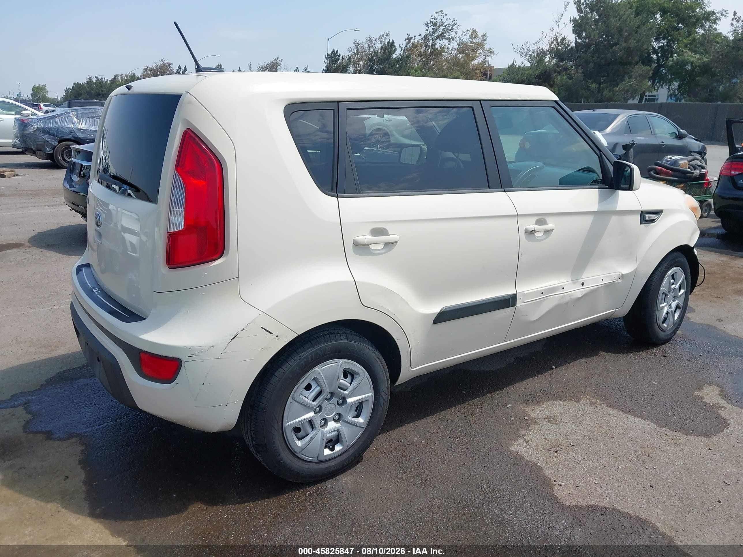 2013 Kia Soul   White vin: KNDJT2A54D7487251