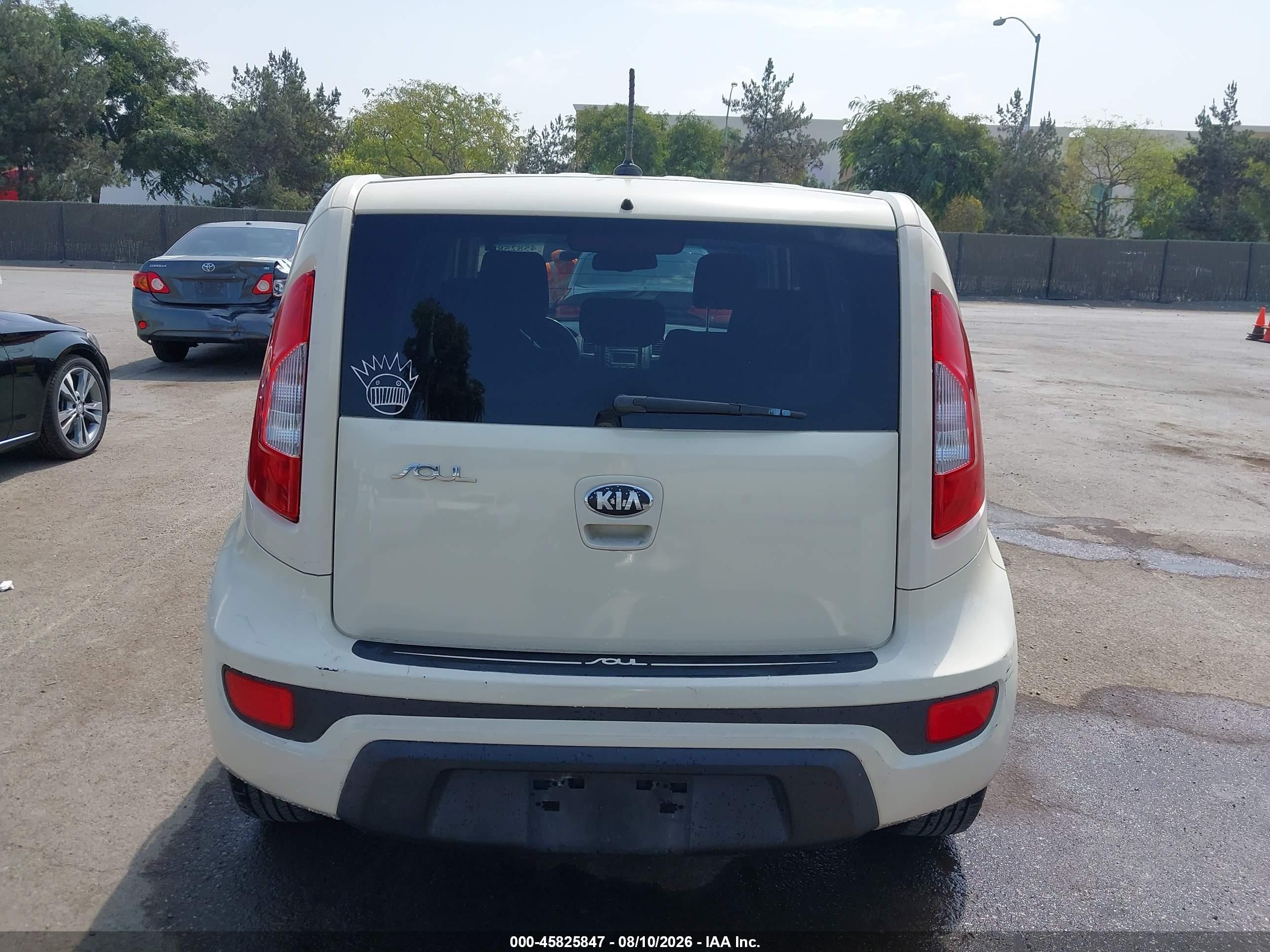 2013 Kia Soul   White vin: KNDJT2A54D7487251