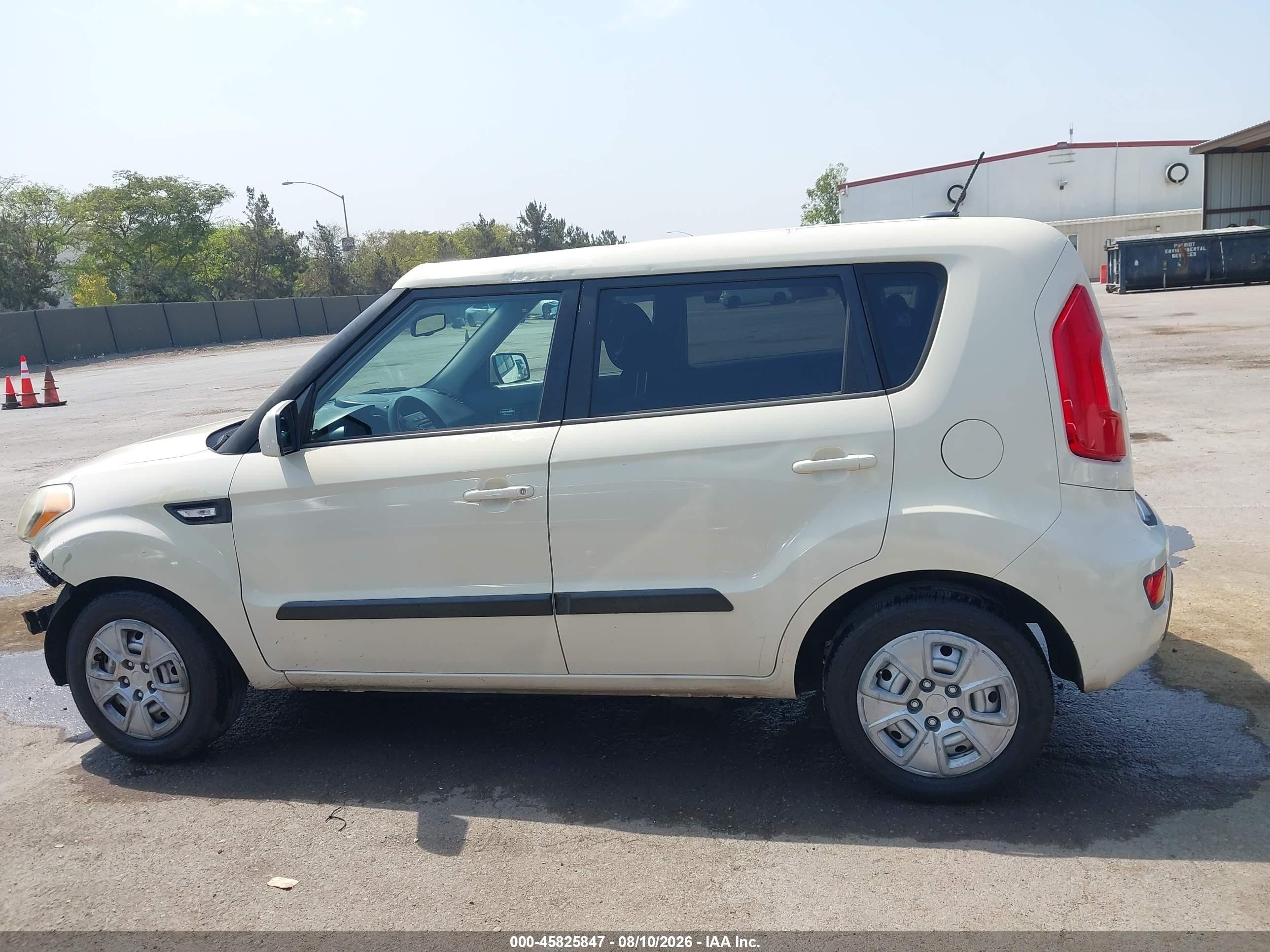 2013 Kia Soul   White vin: KNDJT2A54D7487251