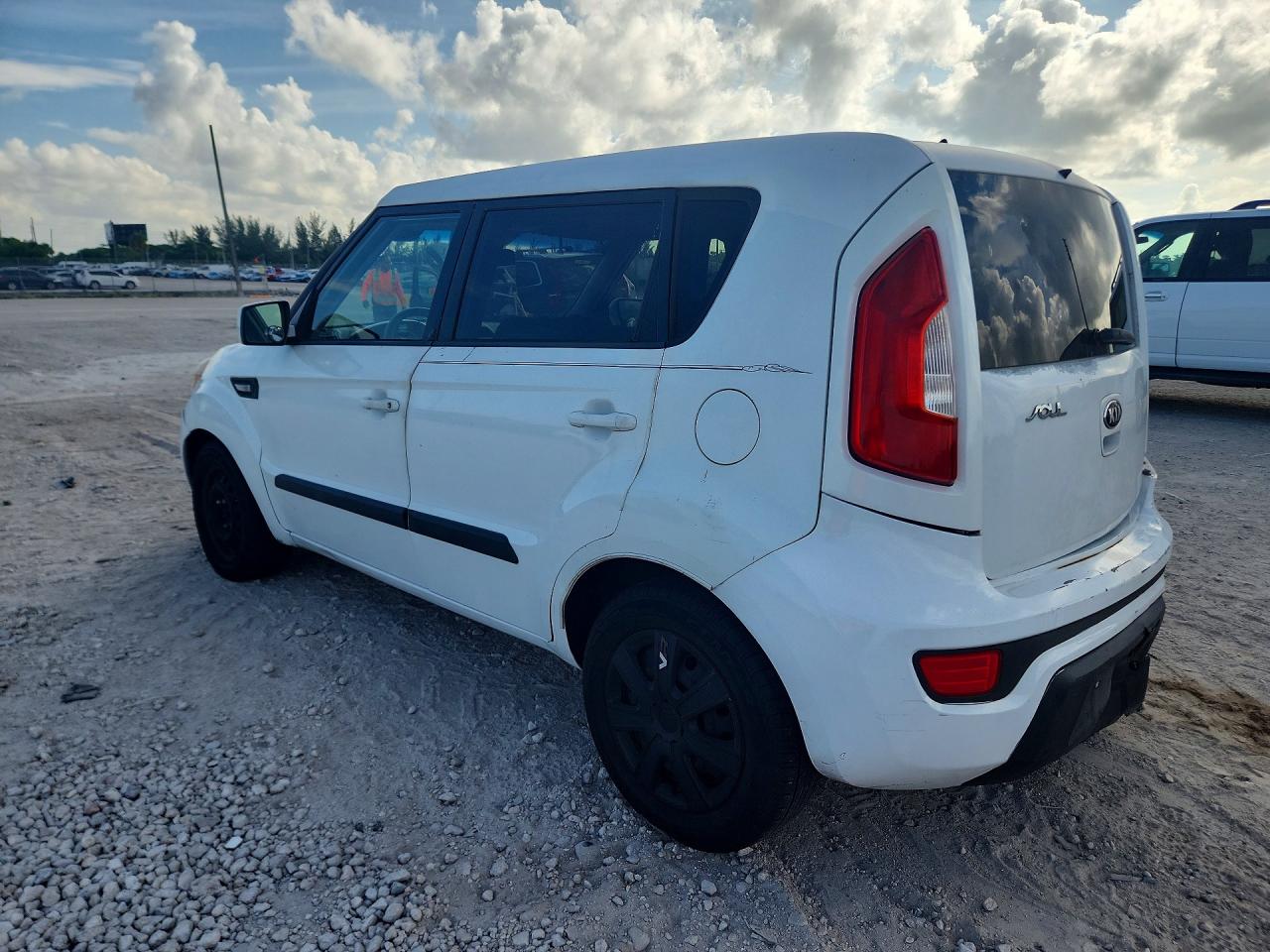 2013 Kia Soul Base White vin: KNDJT2A54D7526808