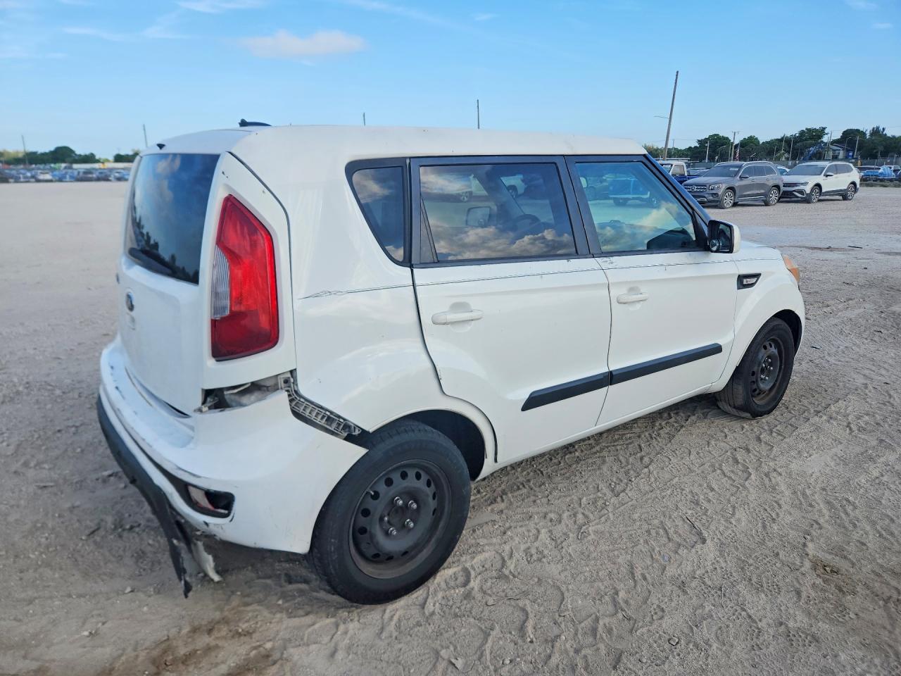 2013 Kia Soul Base White vin: KNDJT2A54D7526808