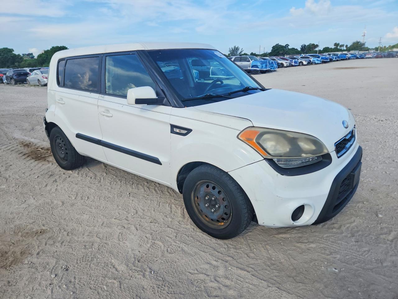 2013 Kia Soul Base White vin: KNDJT2A54D7526808