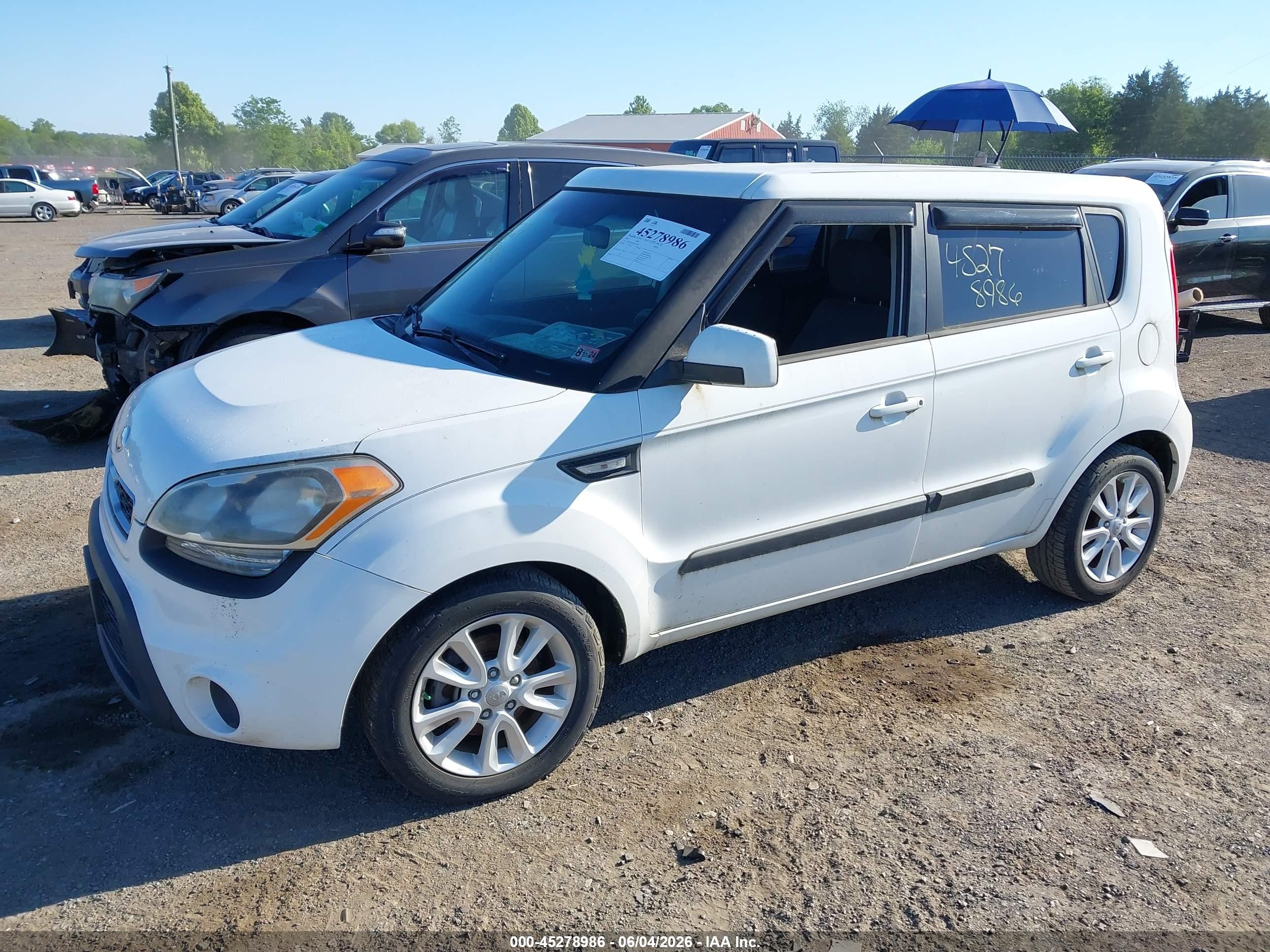 2013 Kia Soul   White vin: KNDJT2A54D7555001