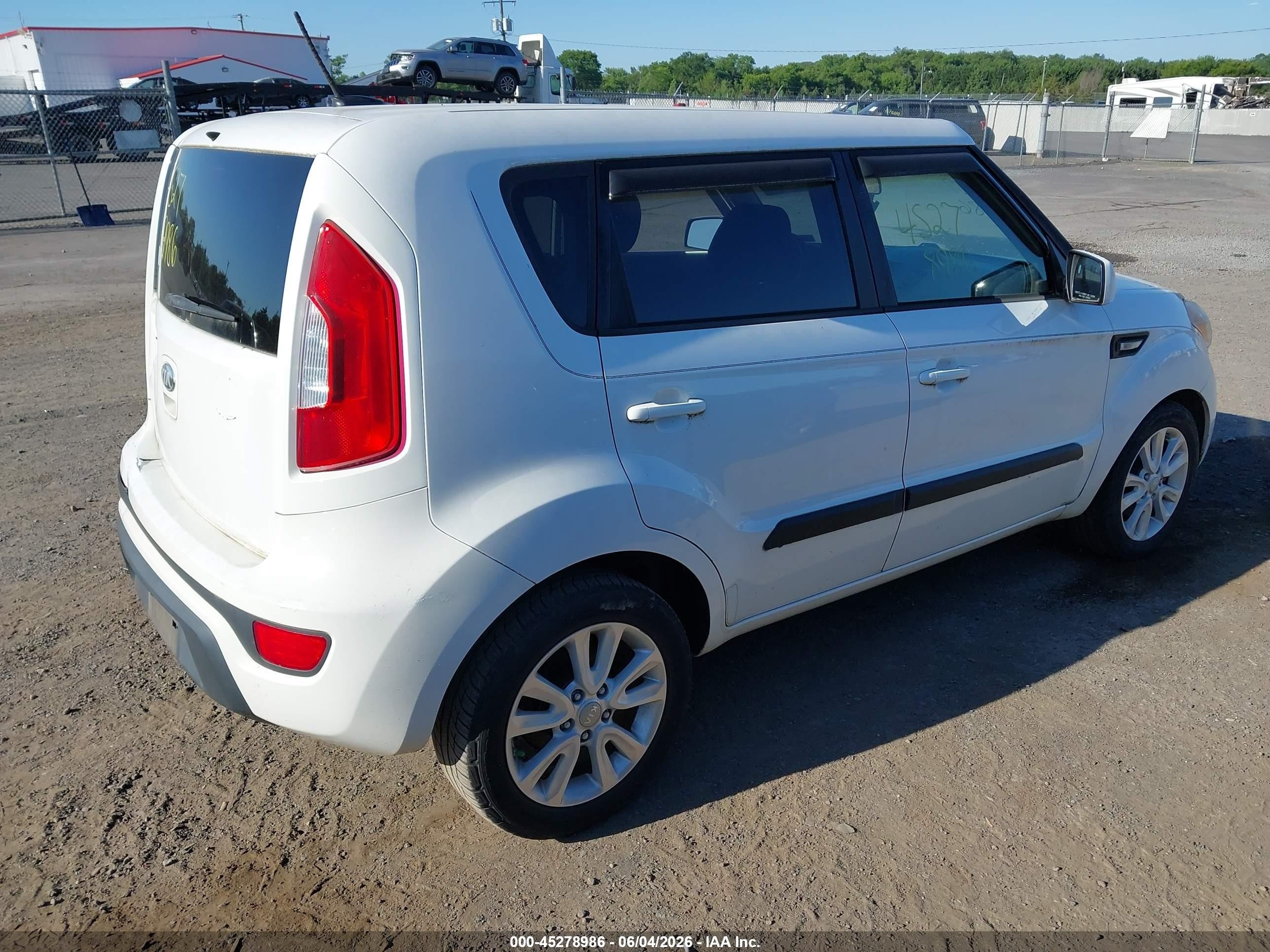 2013 Kia Soul   White vin: KNDJT2A54D7555001
