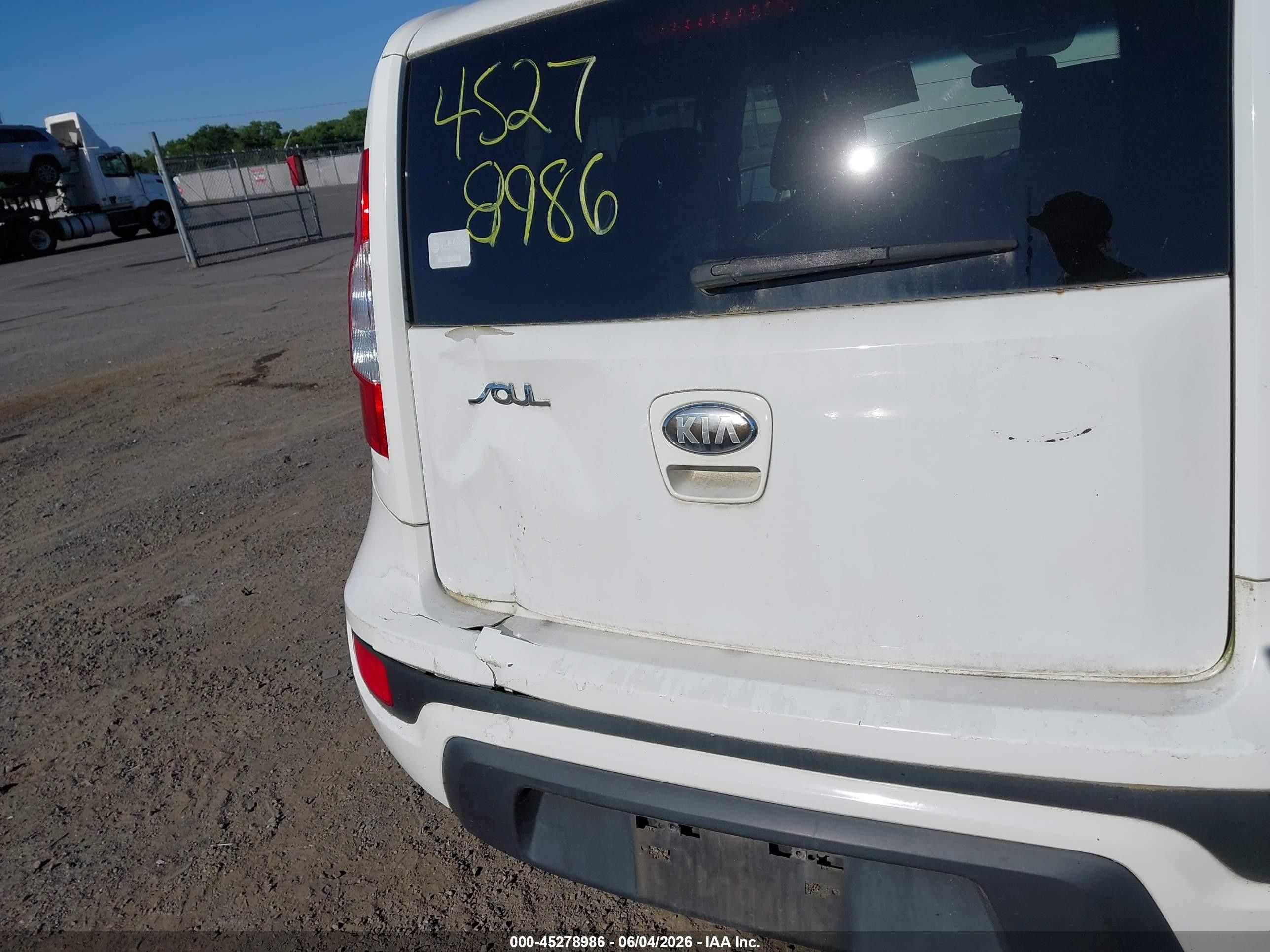 2013 Kia Soul   White vin: KNDJT2A54D7555001