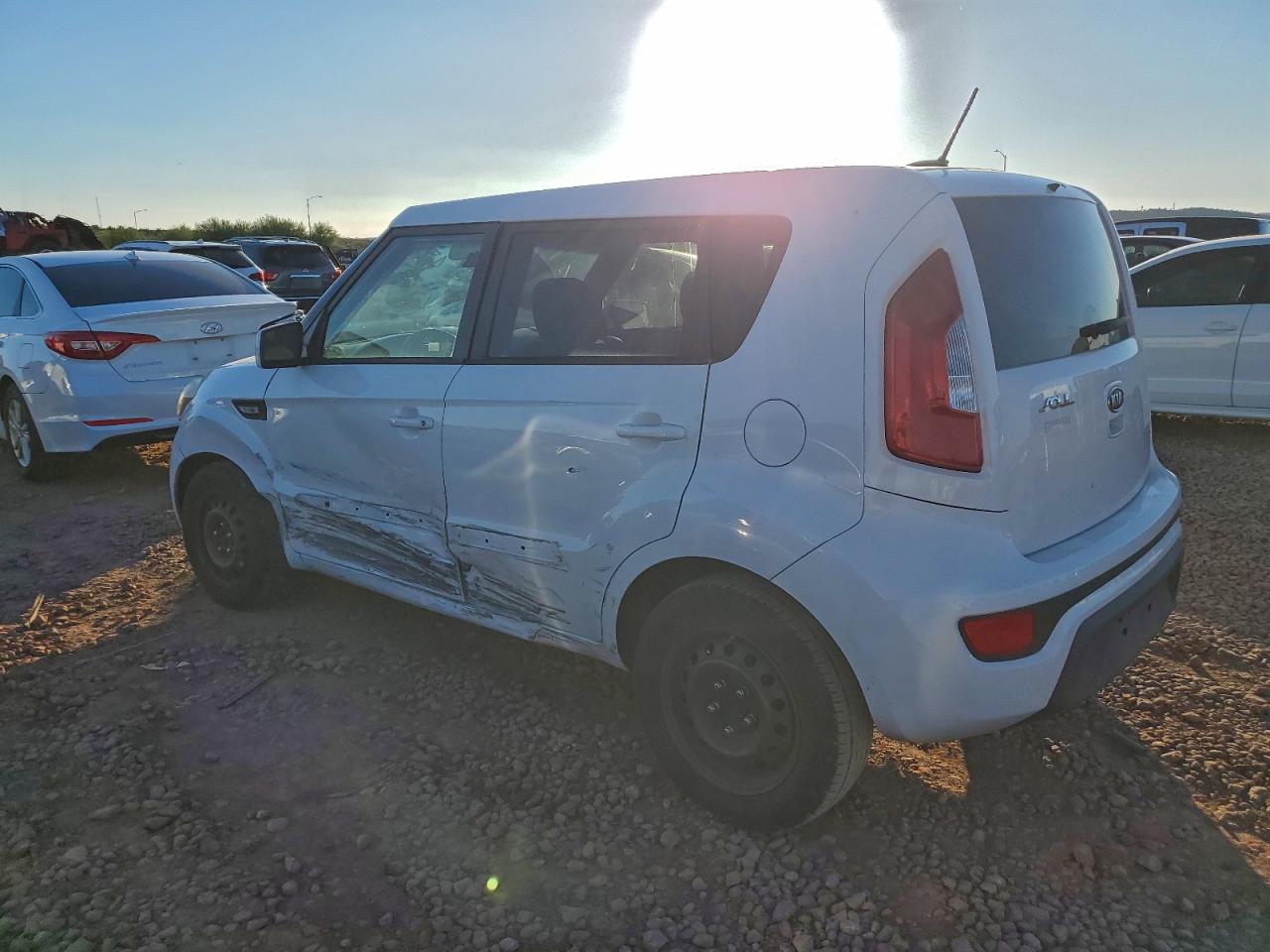 2012 Kia Soul Base White vin: KNDJT2A55C7356313