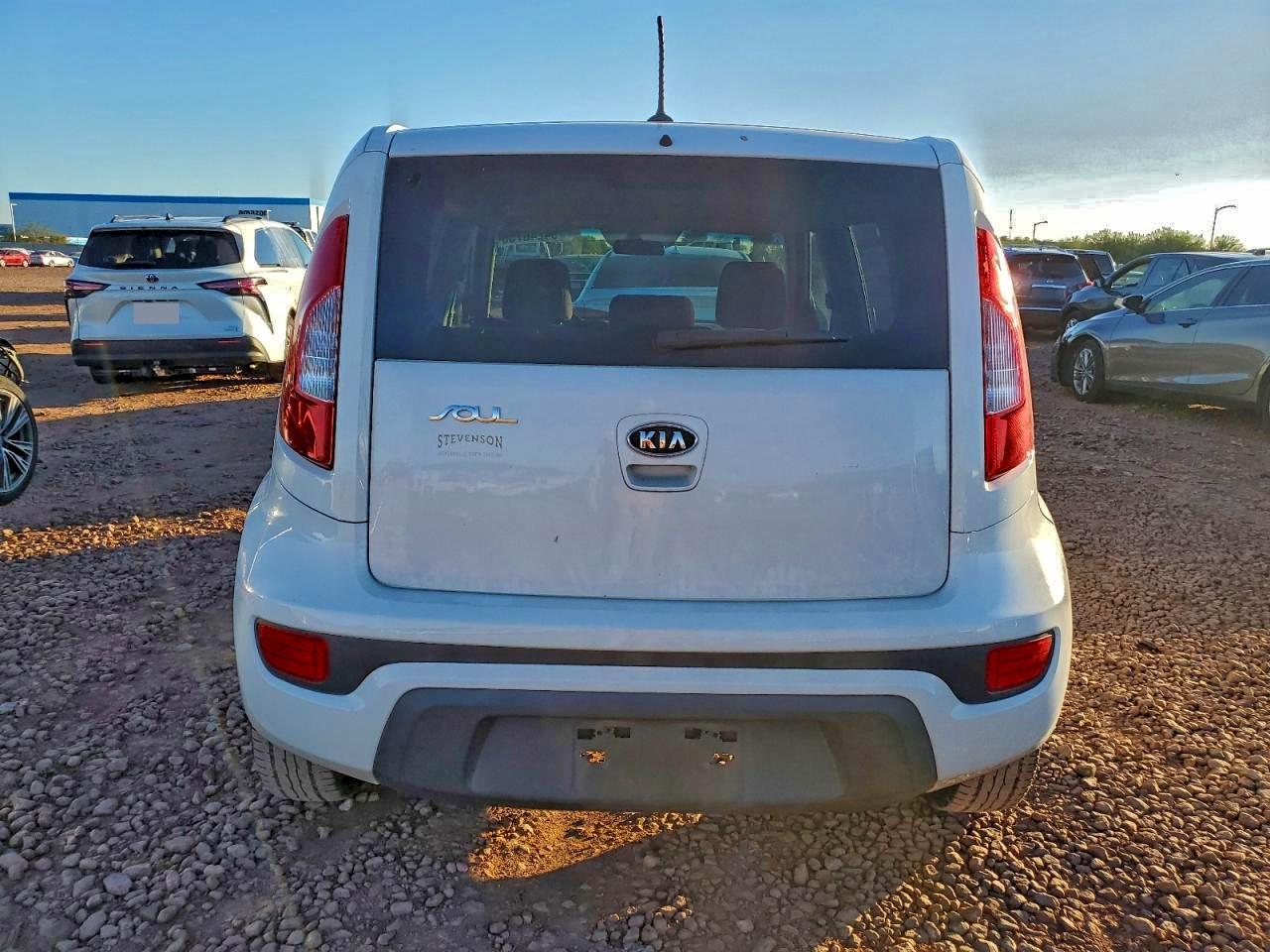 2012 Kia Soul Base White vin: KNDJT2A55C7356313