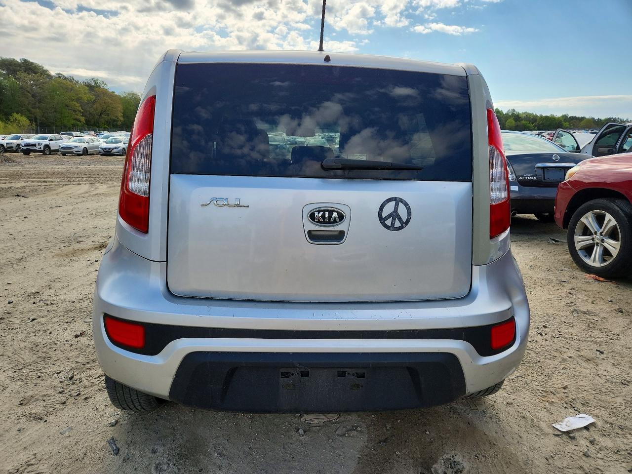 2012 Kia Soul Base Silver vin: KNDJT2A55C7457299