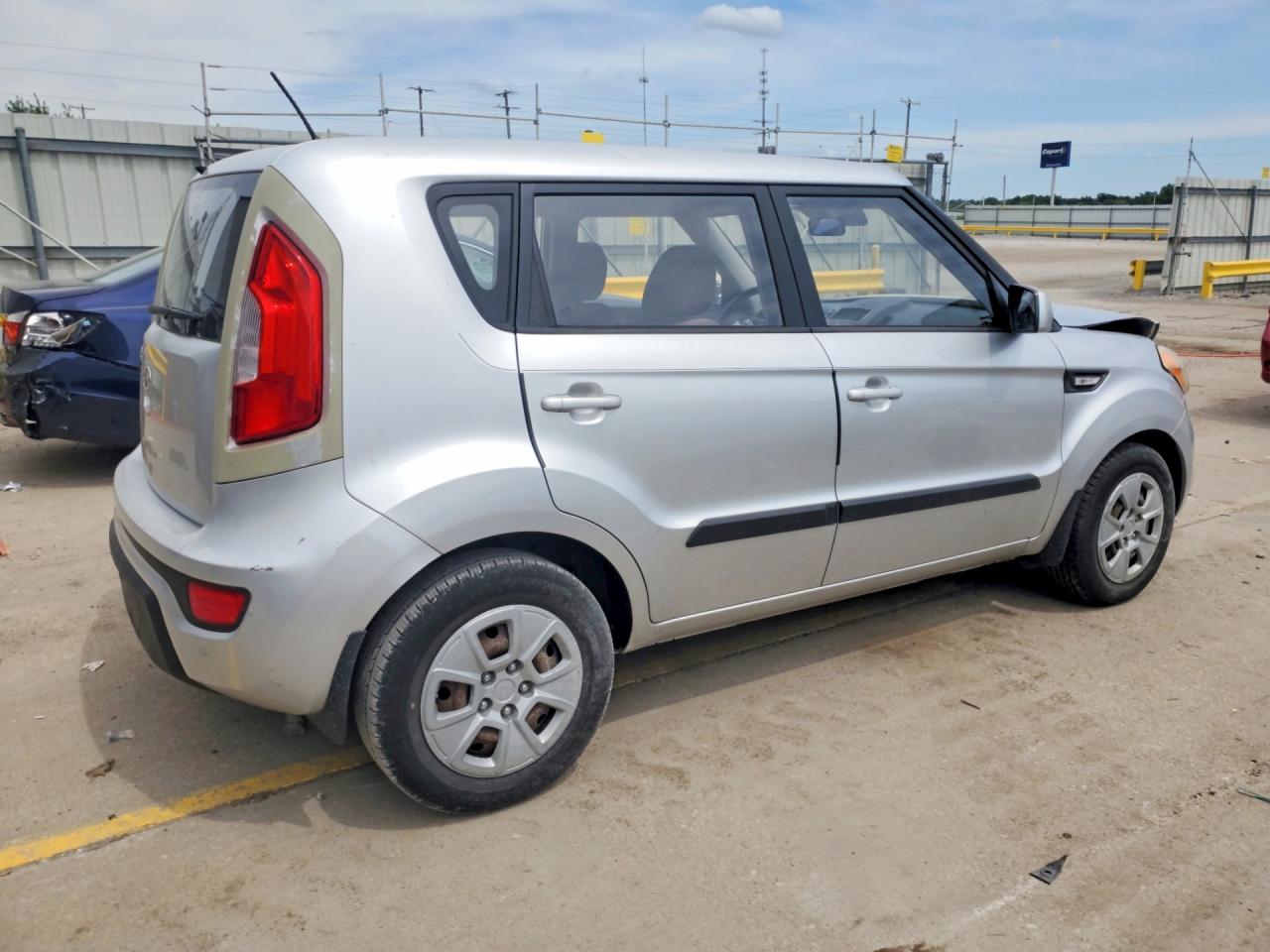 2012 Kia Soul Base Silver vin: KNDJT2A55C7469694