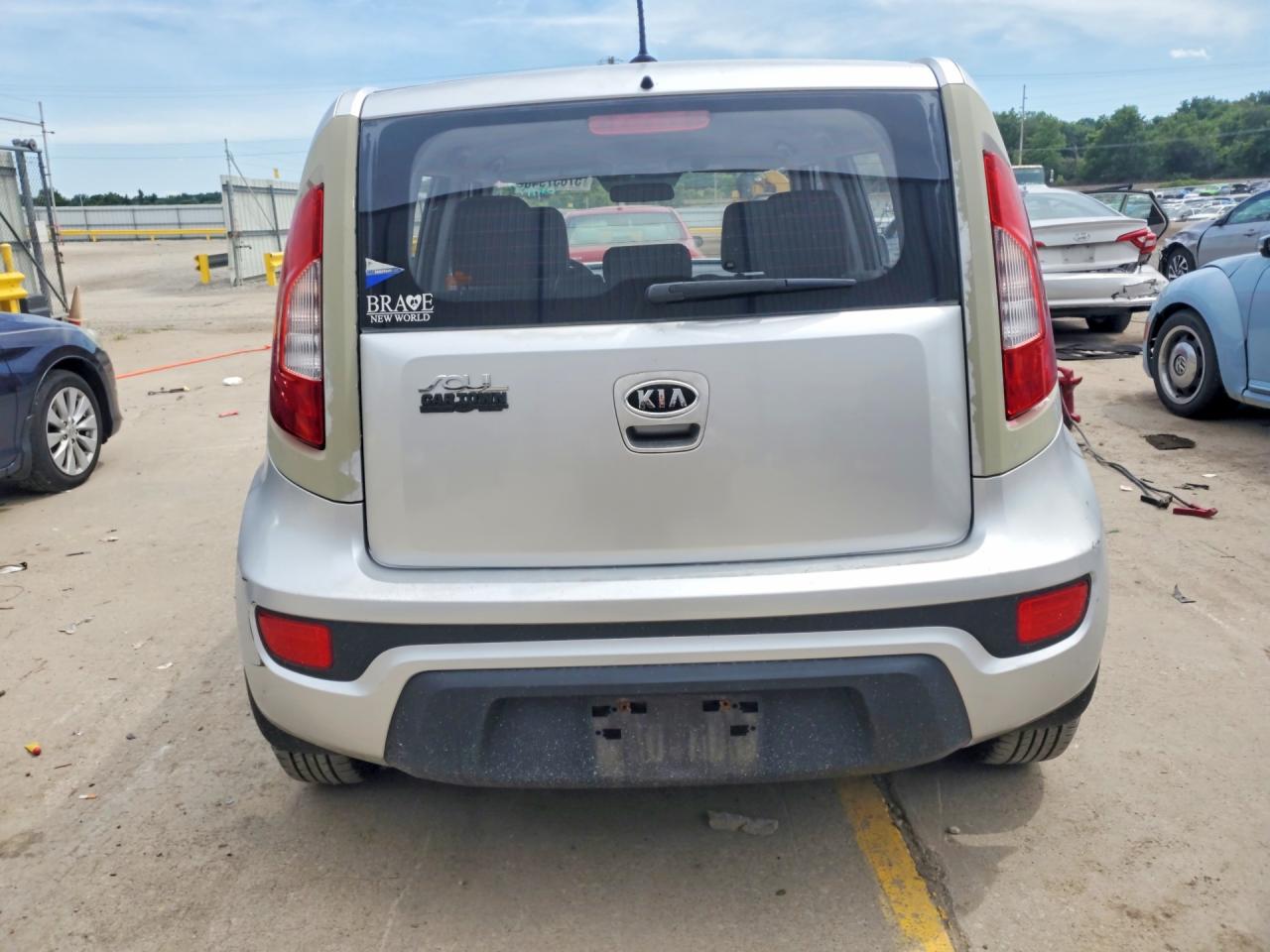 2012 Kia Soul Base Silver vin: KNDJT2A55C7469694