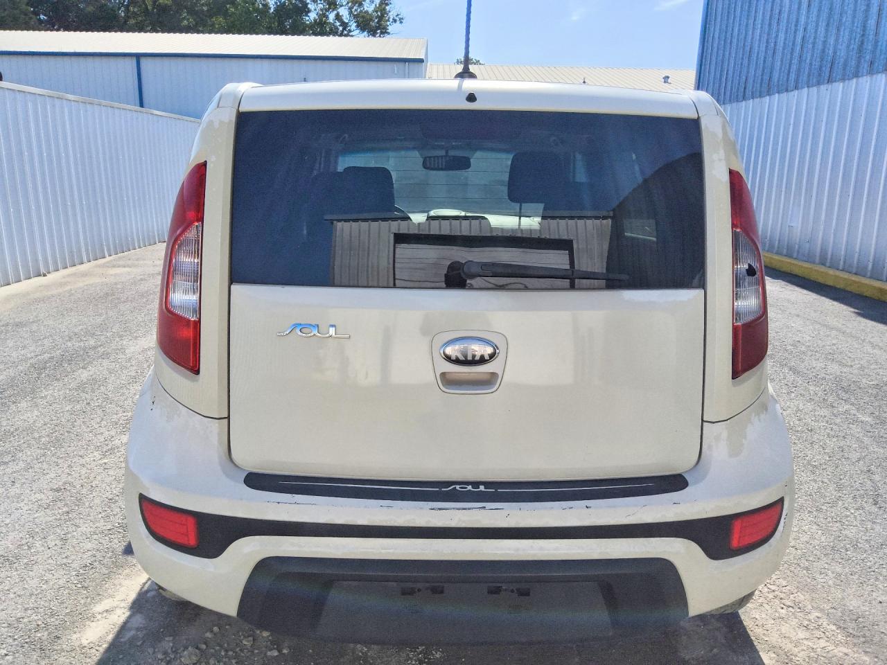 2013 Kia Soul Base White vin: KNDJT2A55D7509323
