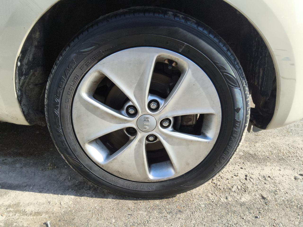 2013 Kia Soul Base White vin: KNDJT2A55D7509323 Damage: Right Front Tire, Worn, Replacement Required