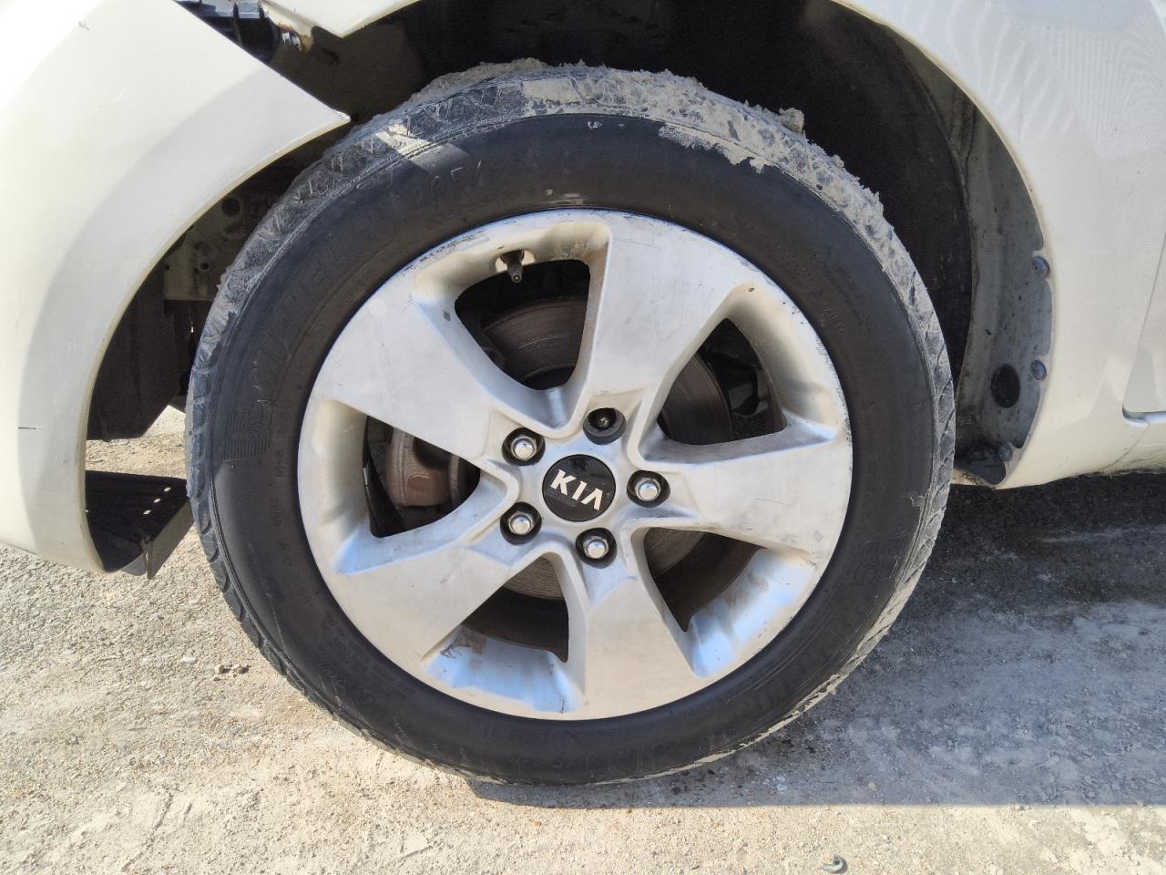 2013 Kia Soul Base White vin: KNDJT2A55D7509323 Damage: Left Front Wheel, Curb Rash, 6 To 7 Inches