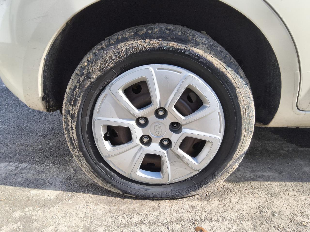 2013 Kia Soul Base White vin: KNDJT2A55D7509323 Damage: Right Rear Wheel Cover, Curb Rash, 11 To 12 Inches