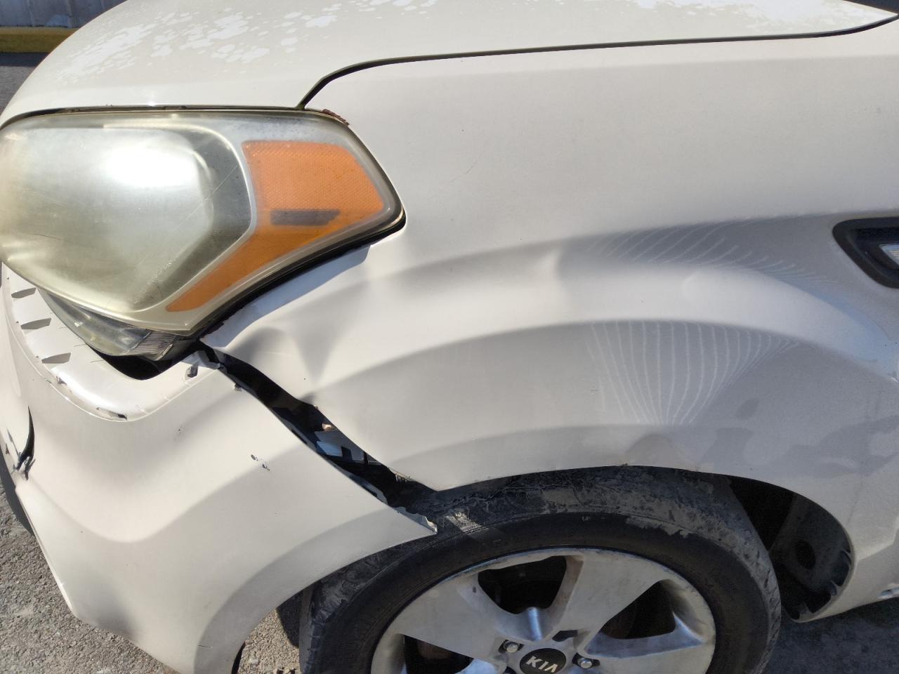 2013 Kia Soul Base White vin: KNDJT2A55D7509323 Damage: Left Front Fender, Severe Damage, Replacement Required