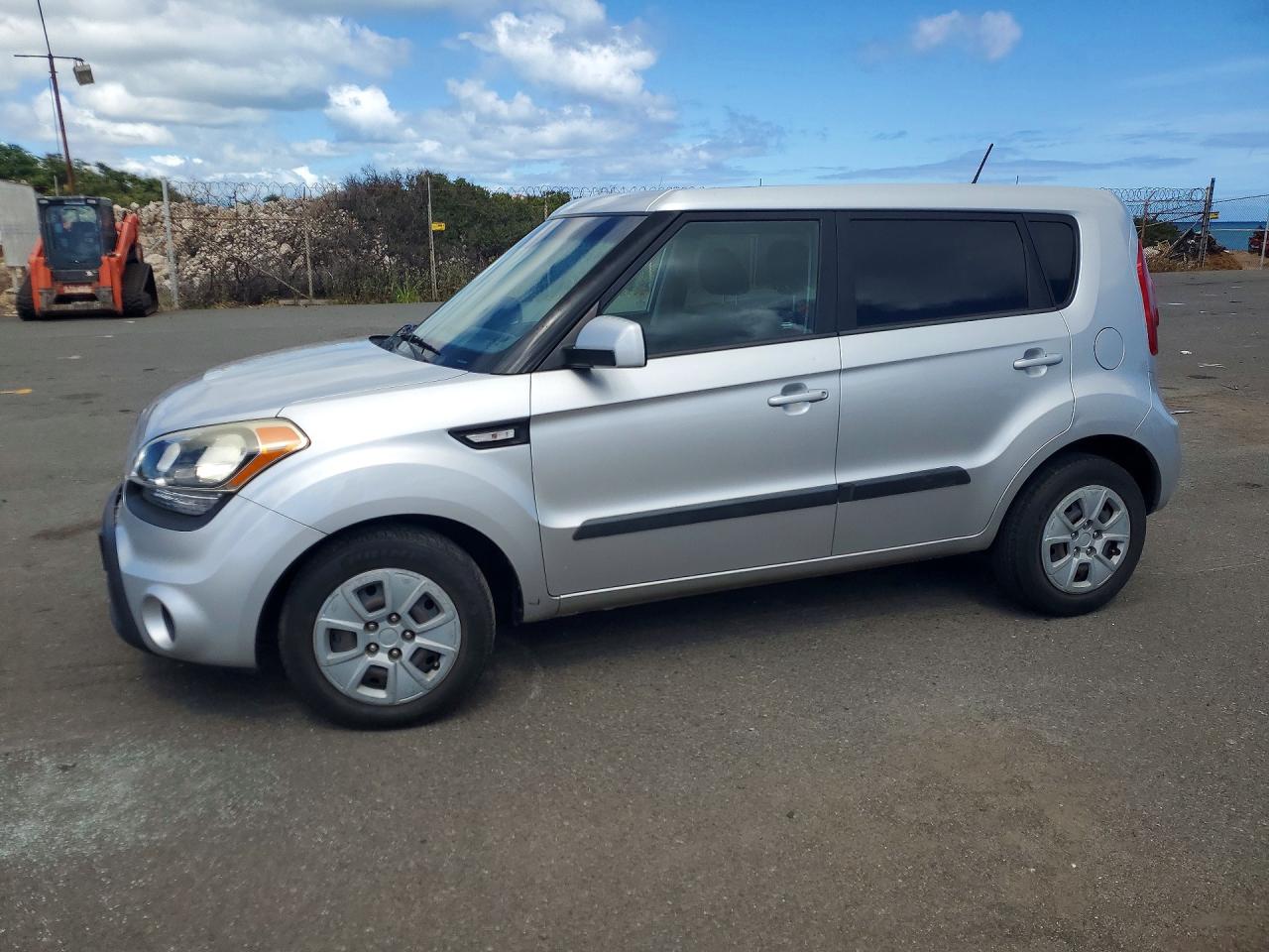 2013 Kia Soul Base Серебряный vin: KNDJT2A55D7584359
