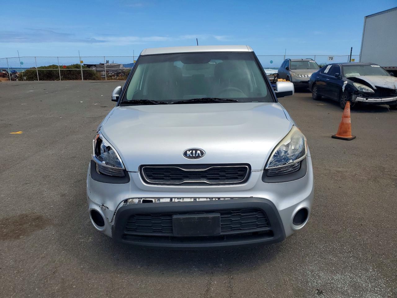 2013 Kia Soul Base Серебряный vin: KNDJT2A55D7584359