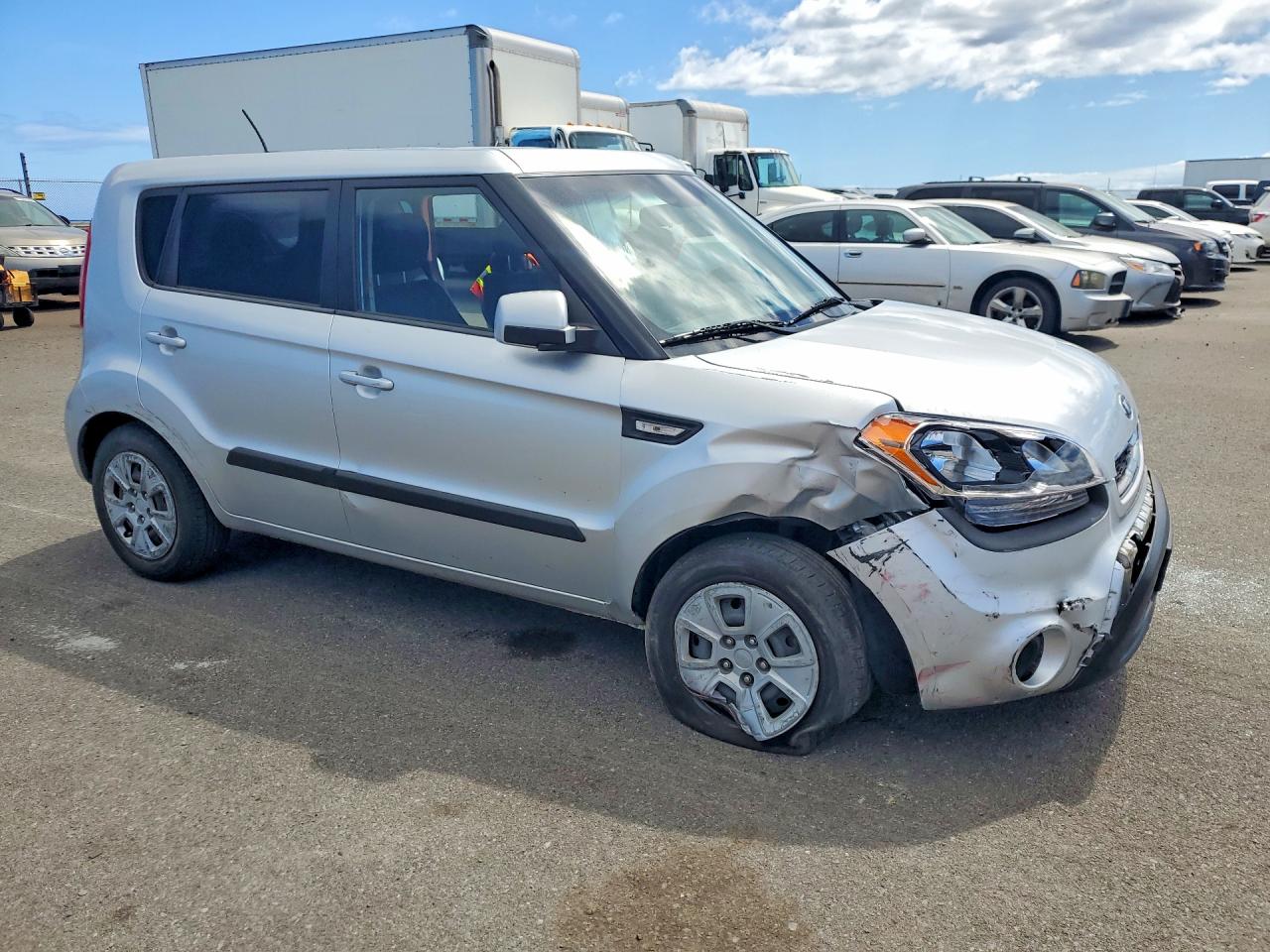 2013 Kia Soul Base Серебряный vin: KNDJT2A55D7584359