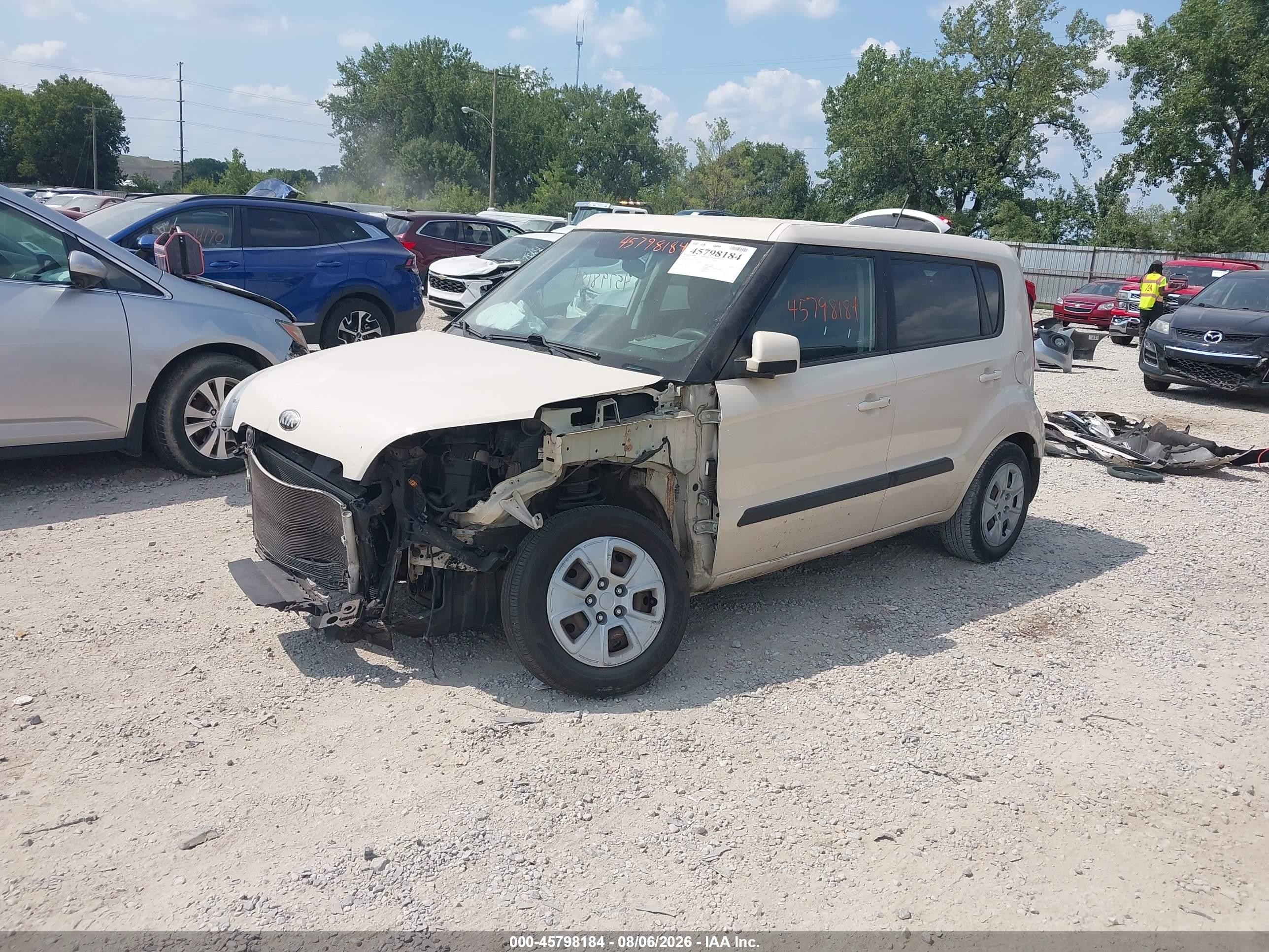 2013 Kia Soul   White vin: KNDJT2A55D7759905