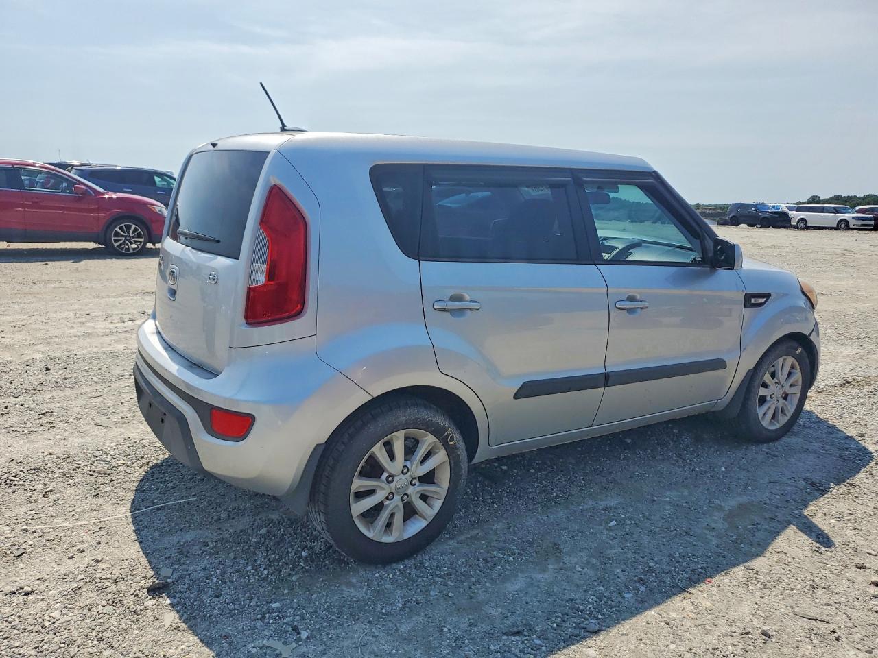 2012 Kia Soul Base Silver vin: KNDJT2A56C7378515