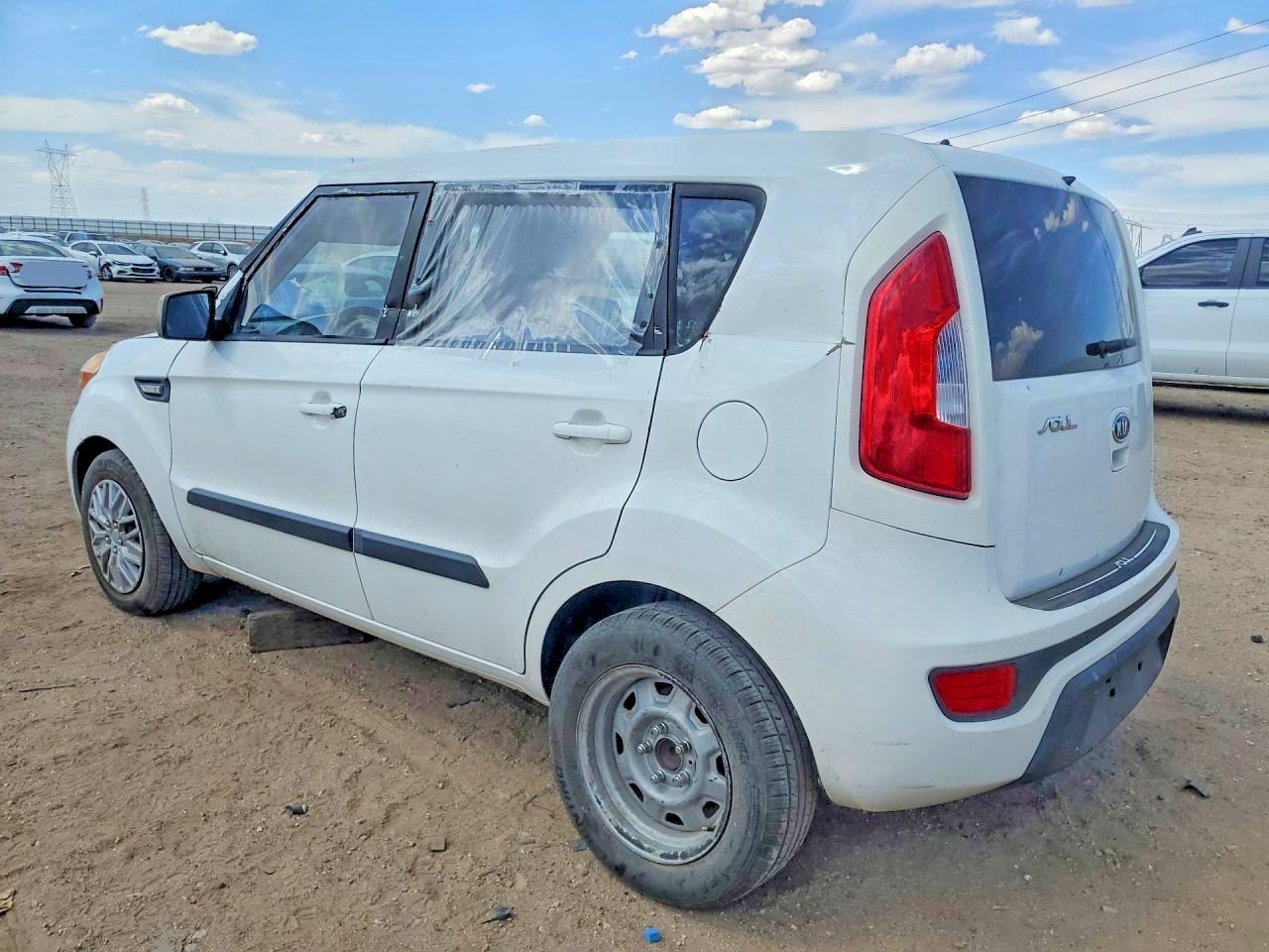 2012 Kia Soul Base White vin: KNDJT2A56C7477206
