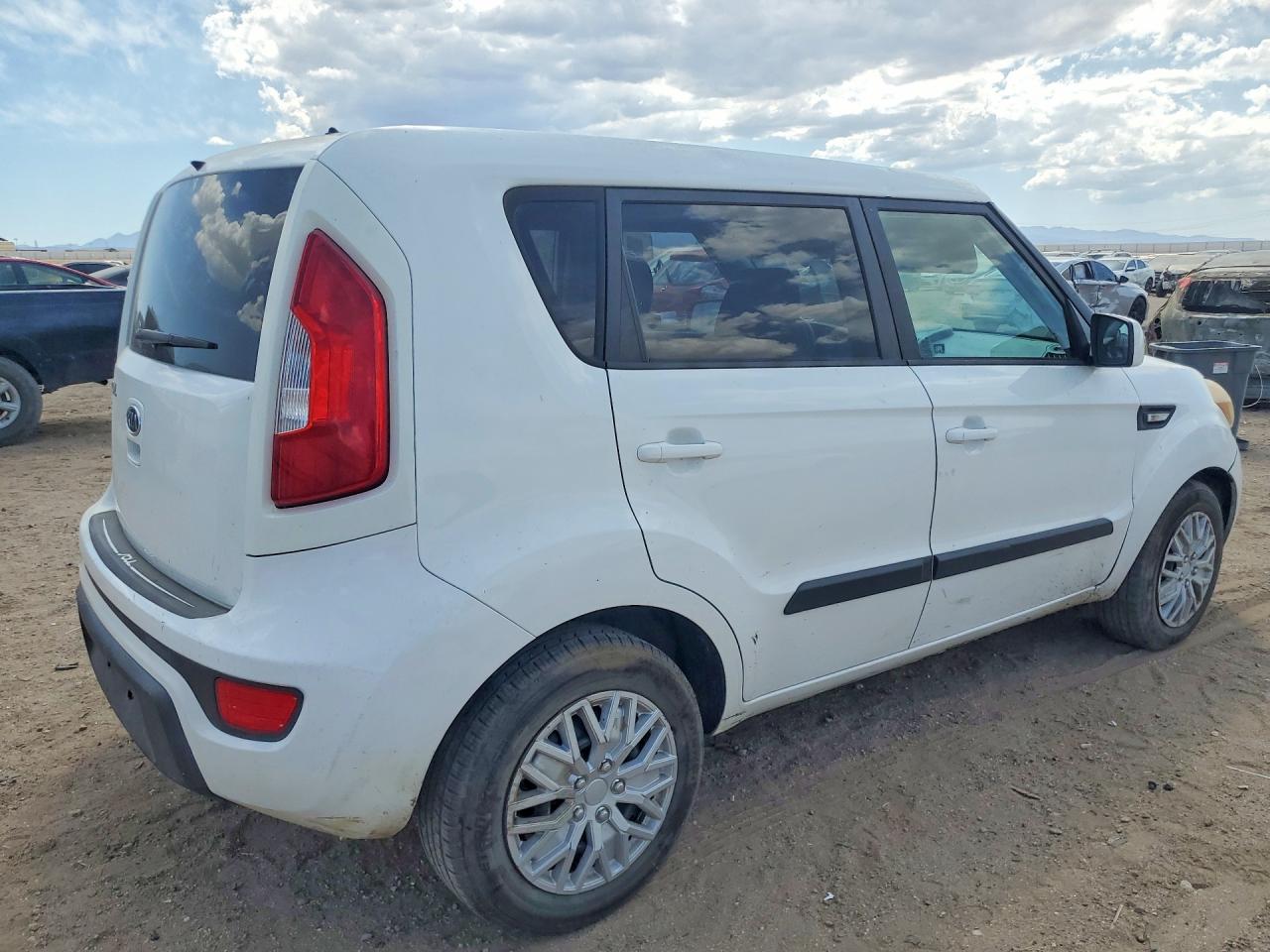 2012 Kia Soul Base White vin: KNDJT2A56C7477206