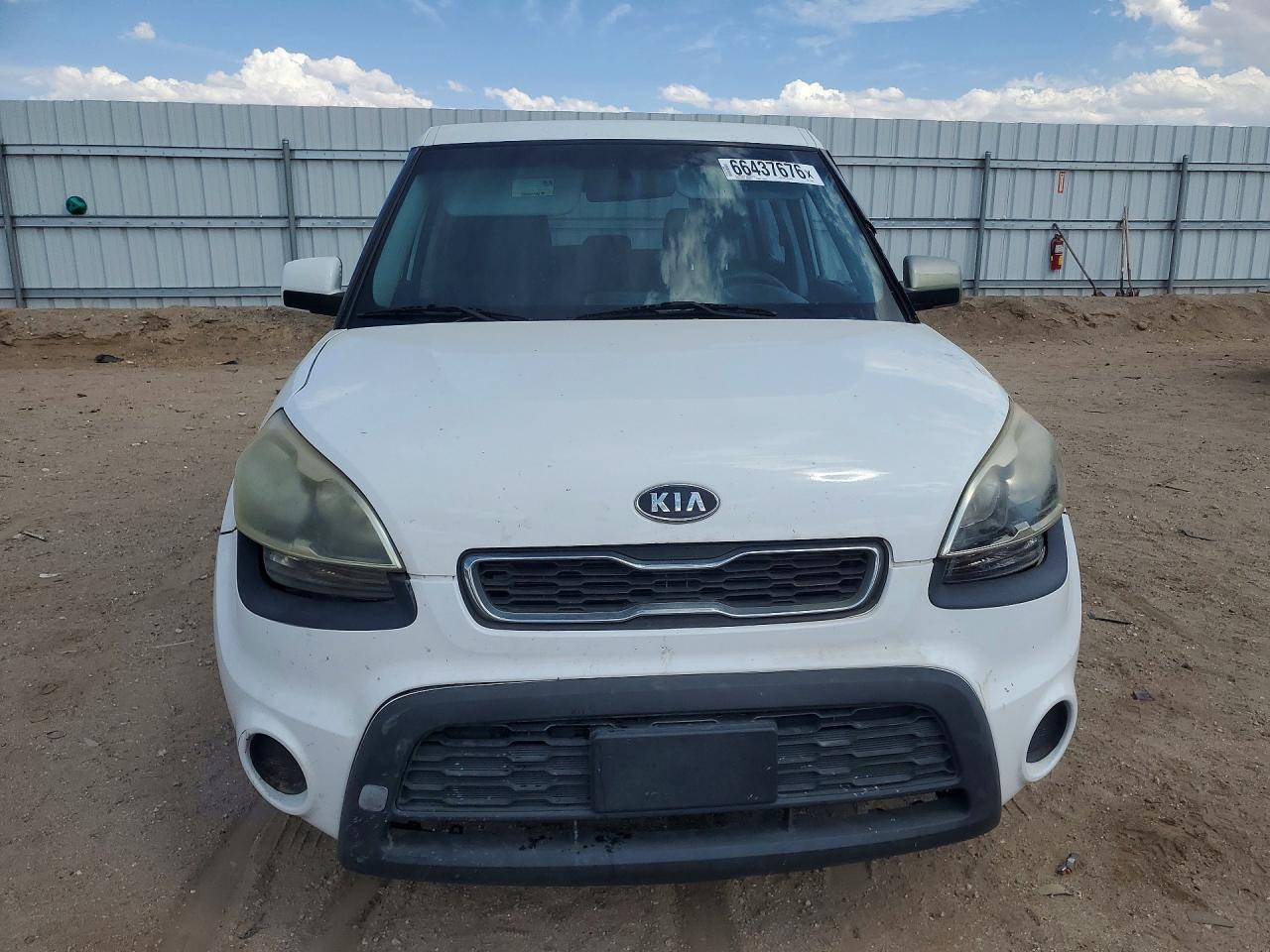 2012 Kia Soul Base White vin: KNDJT2A56C7477206