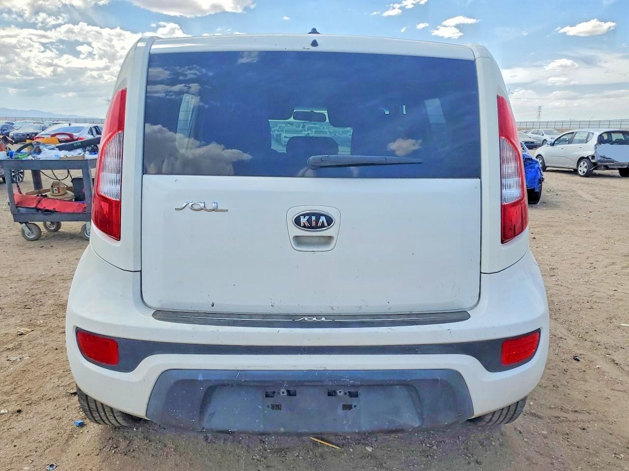 2012 Kia Soul Base White vin: KNDJT2A56C7477206