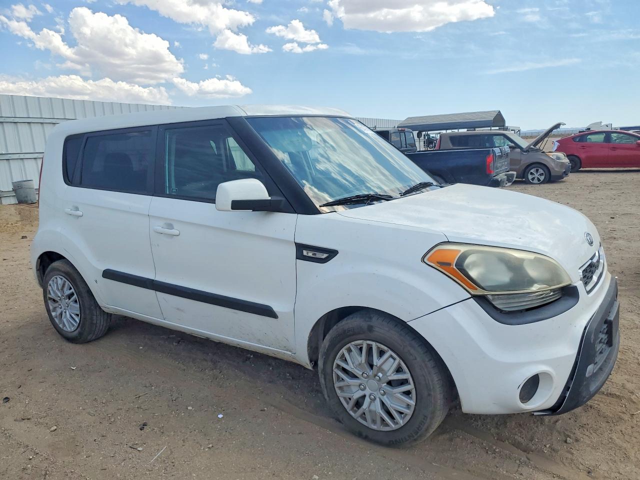 2012 Kia Soul Base White vin: KNDJT2A56C7477206