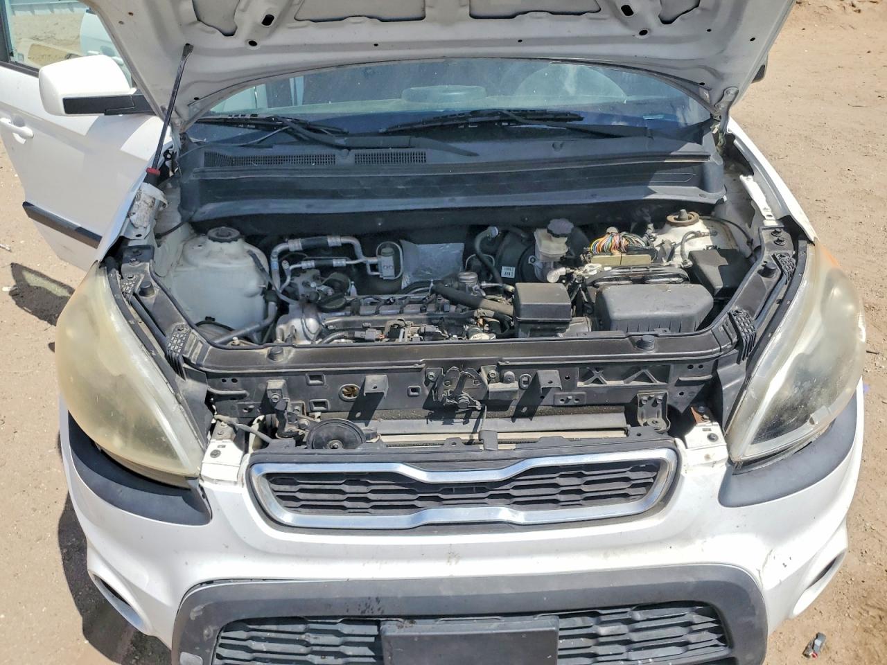 2012 Kia Soul Base White vin: KNDJT2A56C7477206