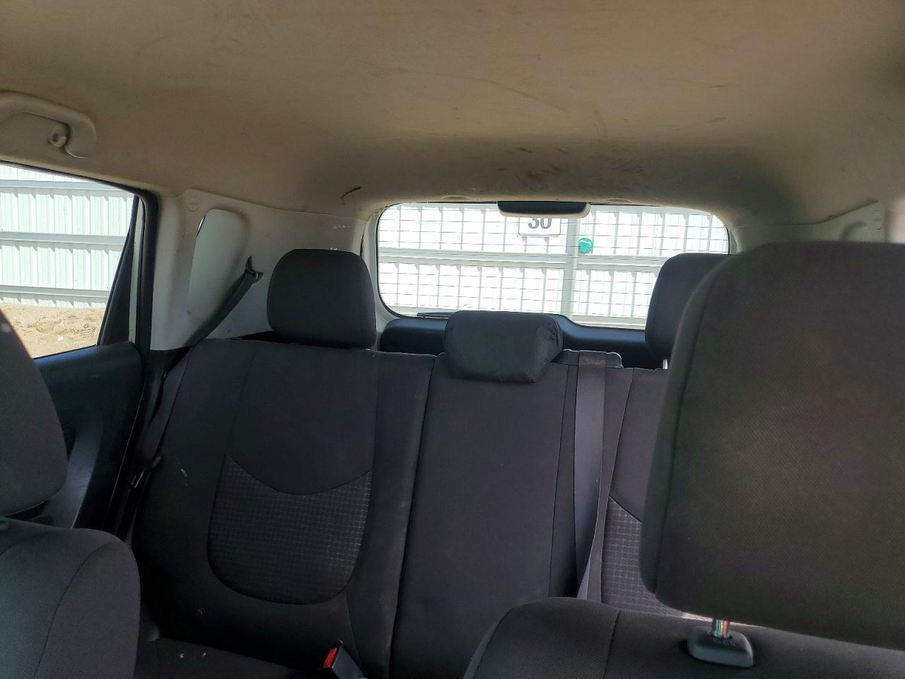 2012 Kia Soul Base White vin: KNDJT2A56C7477206