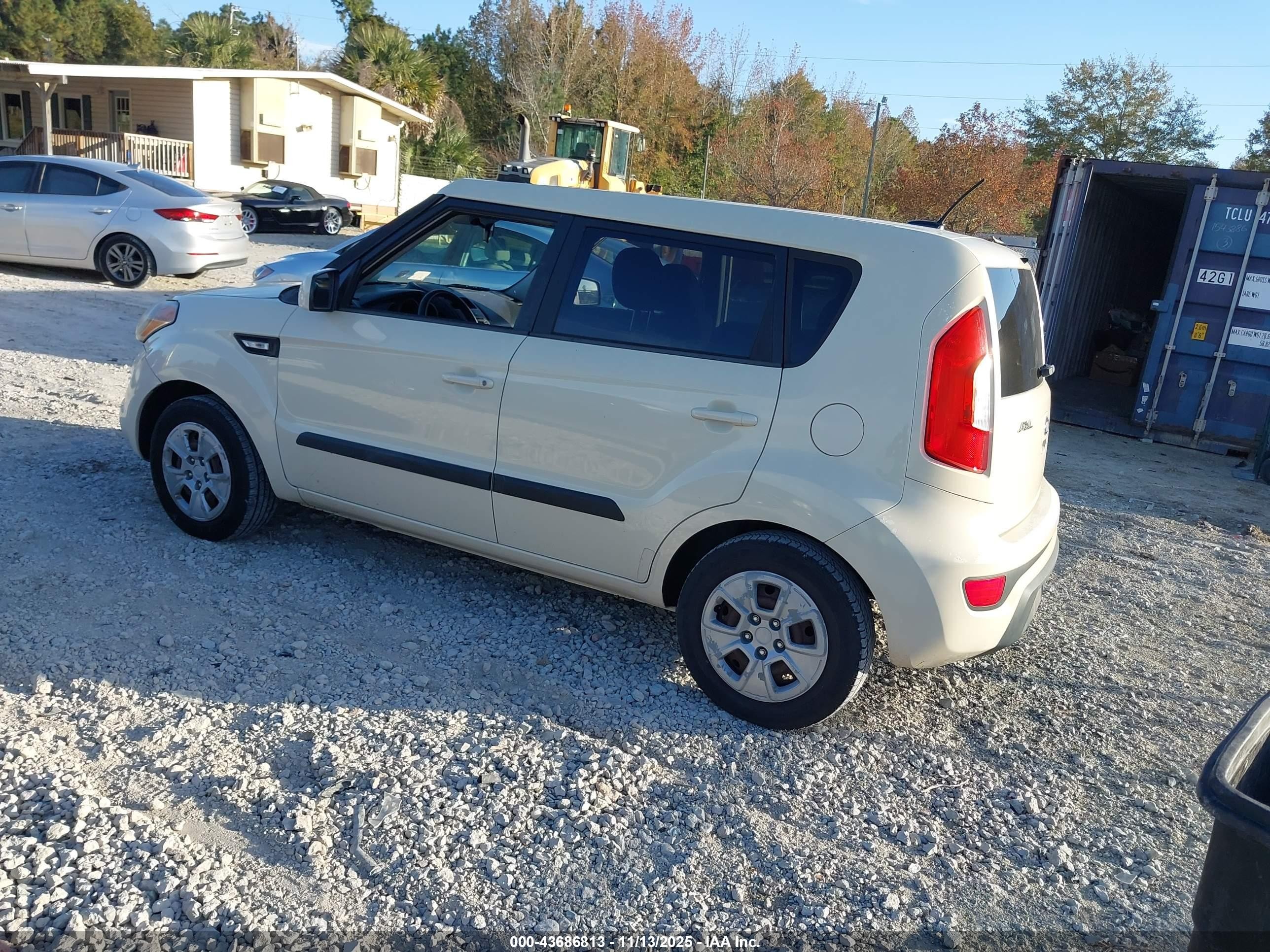 2013 Kia Soul   Cream vin: KNDJT2A56D7530424