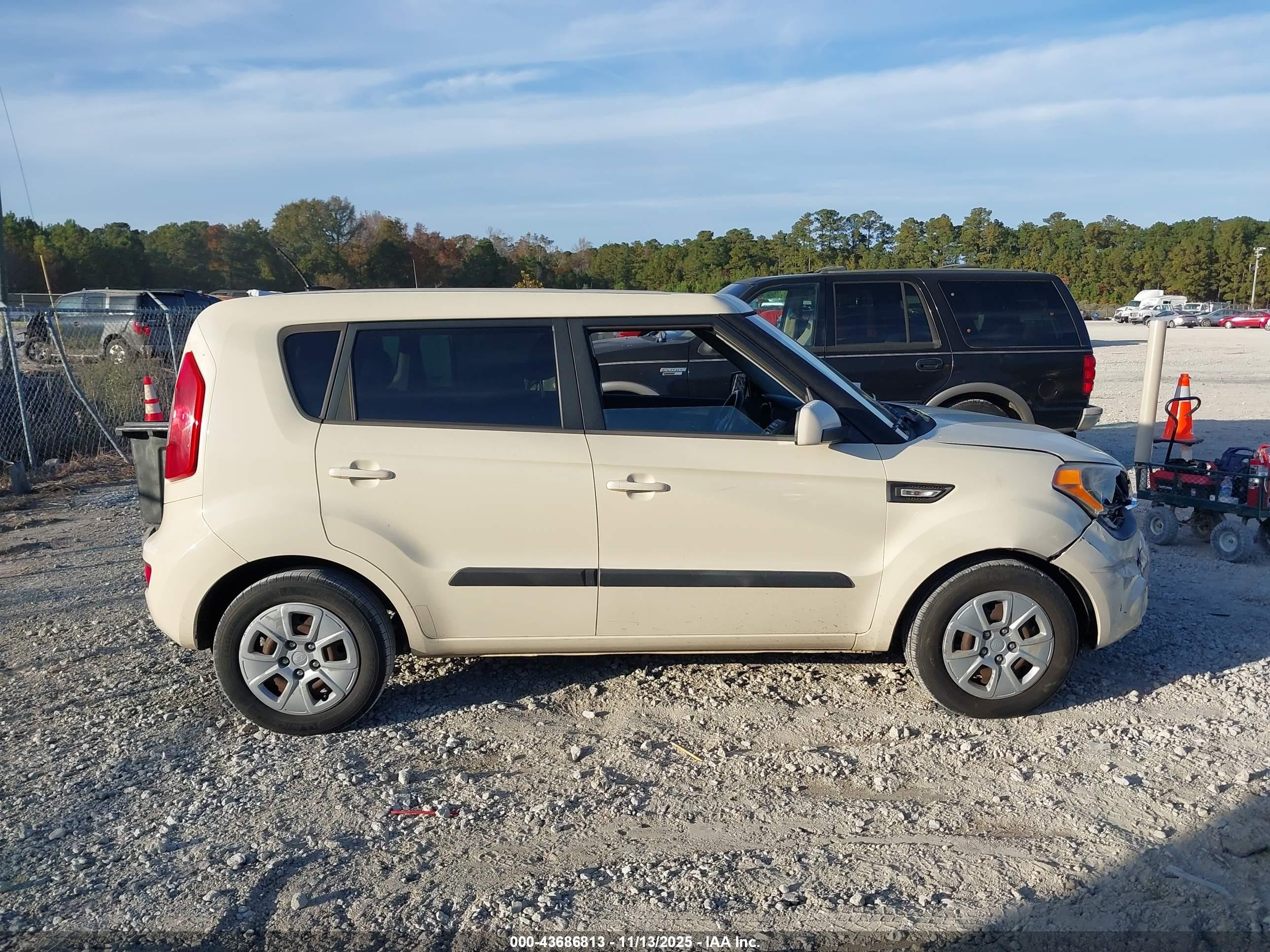 2013 Kia Soul   Cream vin: KNDJT2A56D7530424