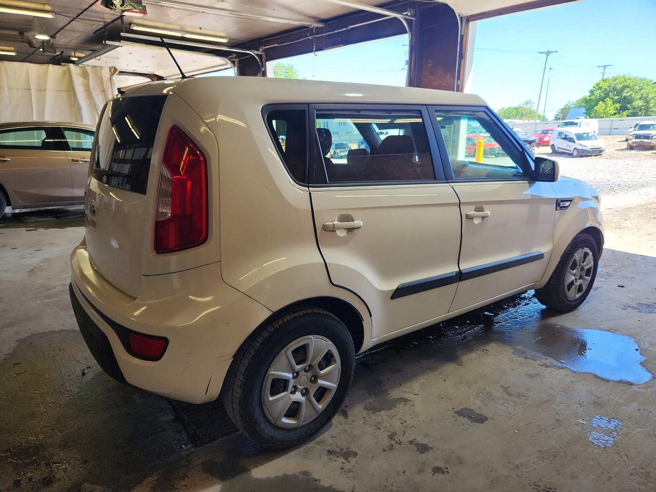 2013 Kia Soul Base White vin: KNDJT2A56D7531136