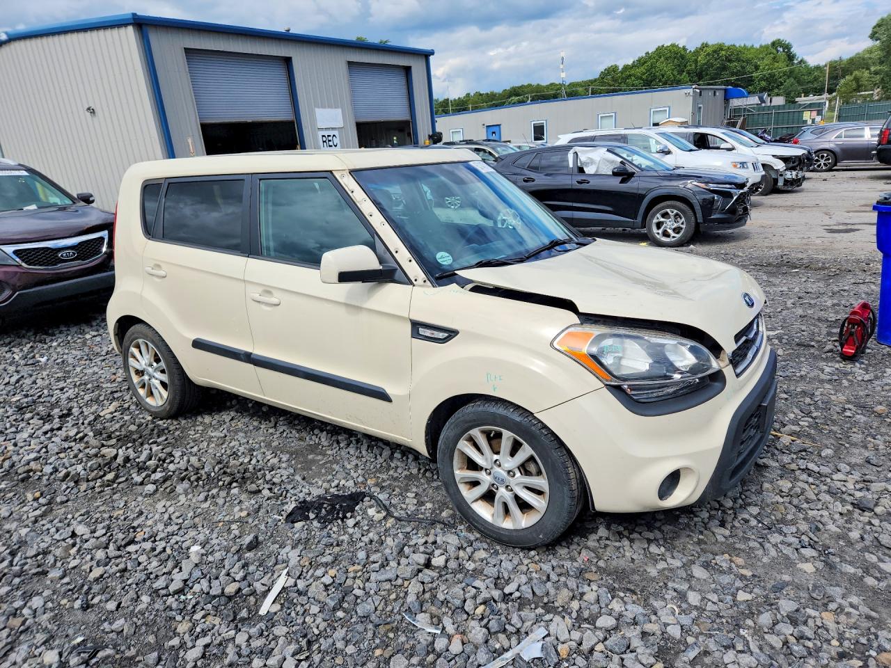 2013 Kia Soul Base Cream vin: KNDJT2A56D7551077