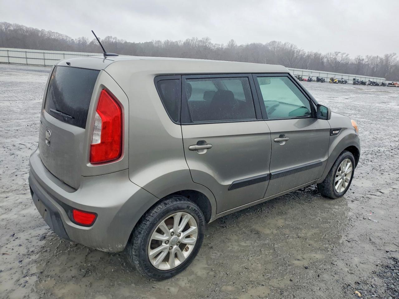 2013 Kia Soul Base Угольный vin: KNDJT2A56D7585746