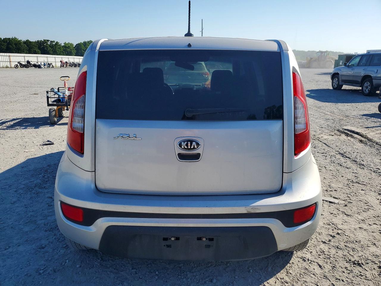 2013 Kia Soul Base Серебряный vin: KNDJT2A56D7768449