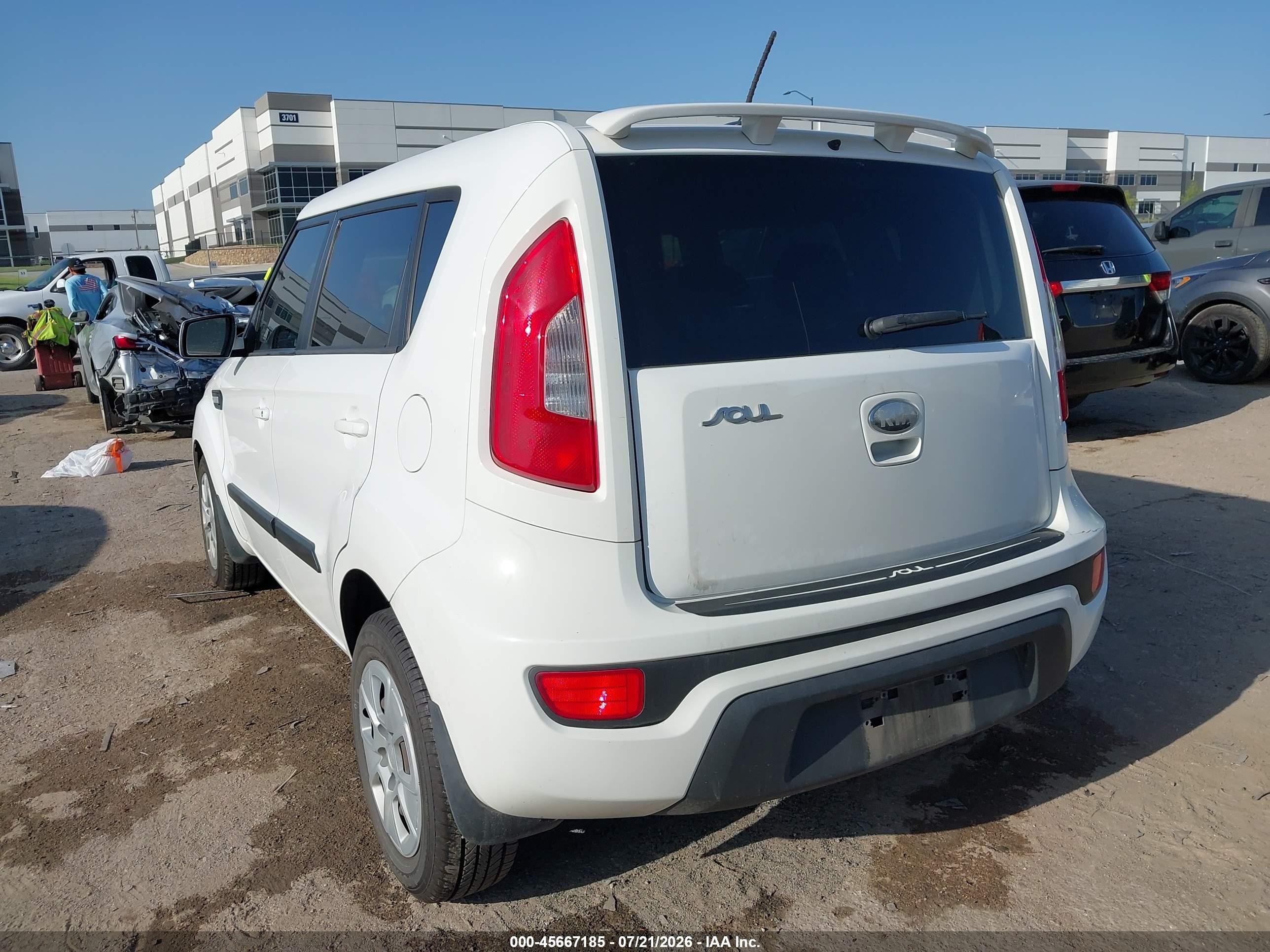 2013 Kia Soul   White vin: KNDJT2A56D7772162