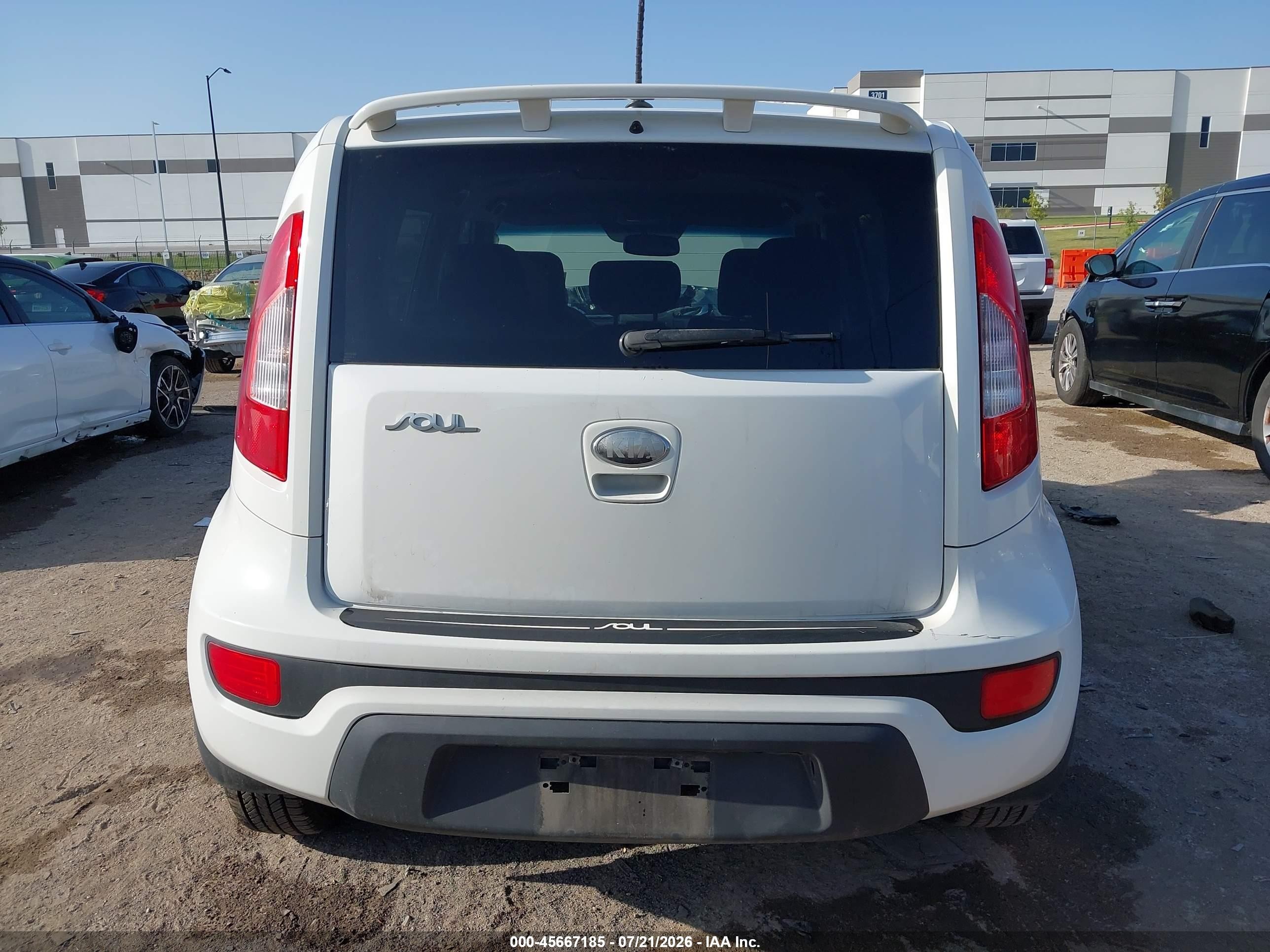 2013 Kia Soul   White vin: KNDJT2A56D7772162