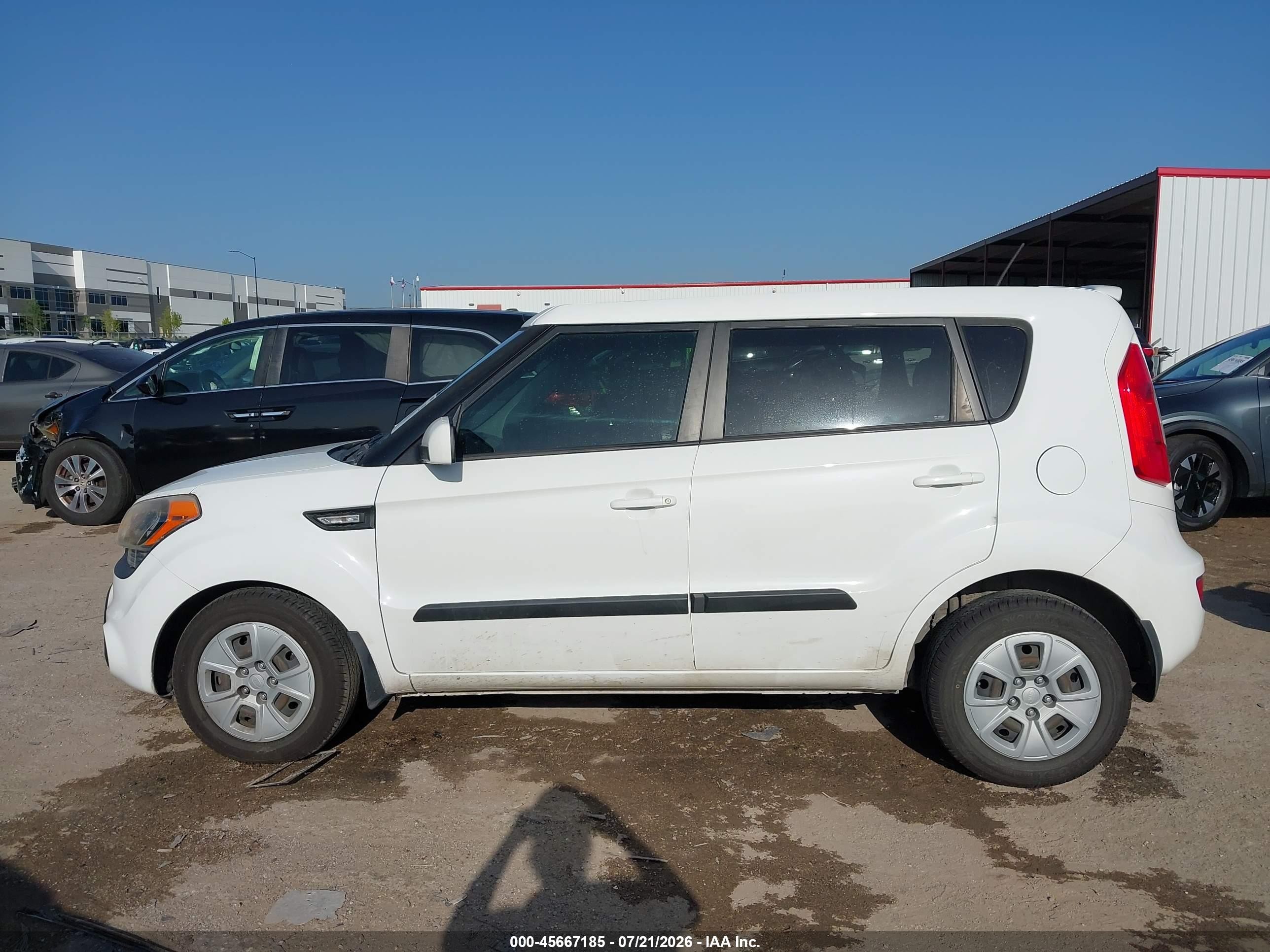 2013 Kia Soul   White vin: KNDJT2A56D7772162