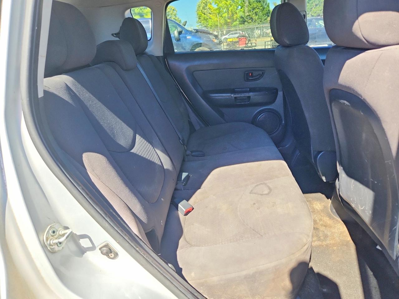 2013 Kia Soul Base Silver vin: KNDJT2A56D7774932