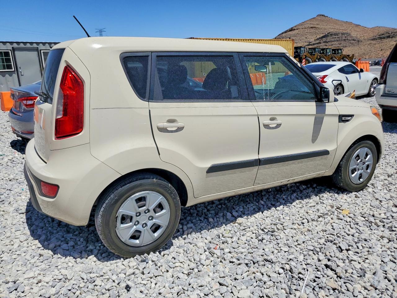 2012 Kia Soul Base Cream vin: KNDJT2A57C7391371