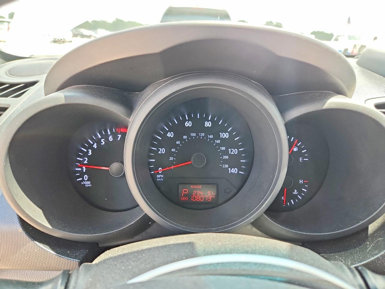 2012 Kia Soul Base White vin: KNDJT2A57C7402577